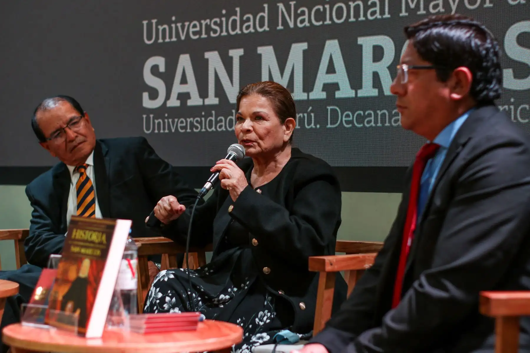 La rectora Jeri Gloria Ramón Ruffner intervino en actividades académicas desarrolladas en el pabellón Perú, donde se promovió el diálogo sobre historia, identidad y producción intelectual. Foto: ANDINA/Camila March Rios