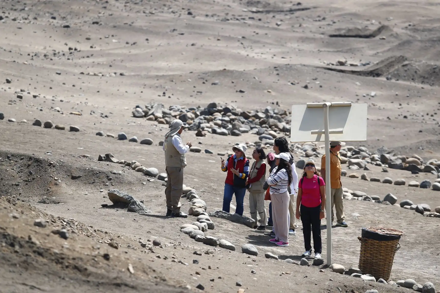 Desde tempranas horas del sábado 25 de abril de 2026 se realizó el Áspero Raymi 2026, en el marco de las celebraciones por cumplirse los 21 años de investigaciones del sitio arqueológico Áspero, asociado a la civilización Caral. El evento incluyó diversas actividades culturales y recreativas como recorridos turísticos por el complejo arqueológico, concursos de pintura y vuelo de cometas, entre otras. Foto: ANDINA/Daniel Bracamonte