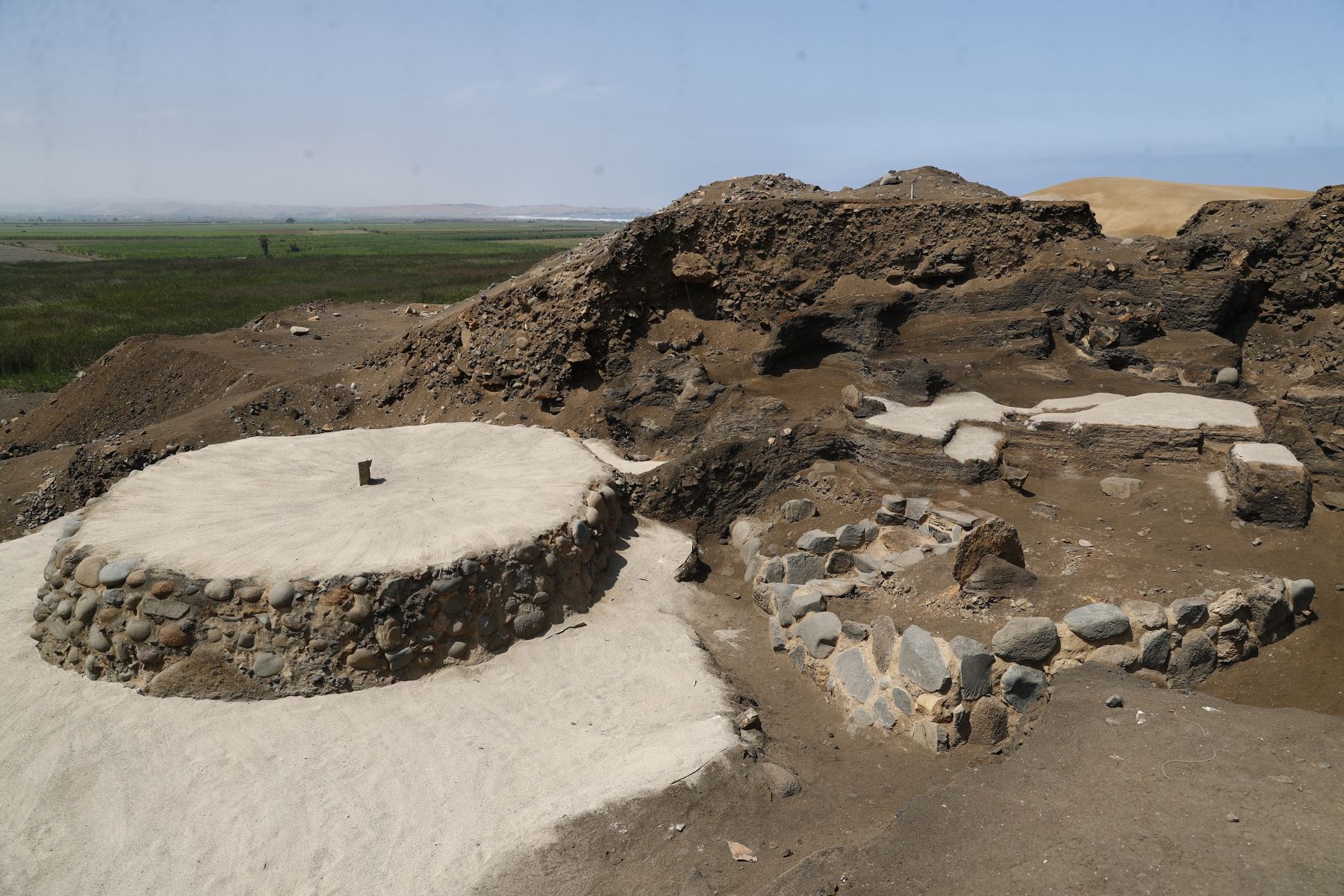 Desde tempranas horas del sábado 25 de abril de 2026 se realizó el Áspero Raymi 2026, en el marco de las celebraciones por cumplirse los 21 años de investigaciones del sitio arqueológico Áspero, asociado a la civilización Caral. El evento incluyó diversas actividades culturales y recreativas como recorridos turísticos por el complejo arqueológico, concursos de pintura y vuelo de cometas, entre otras. Foto: ANDINA/Daniel Bracamonte