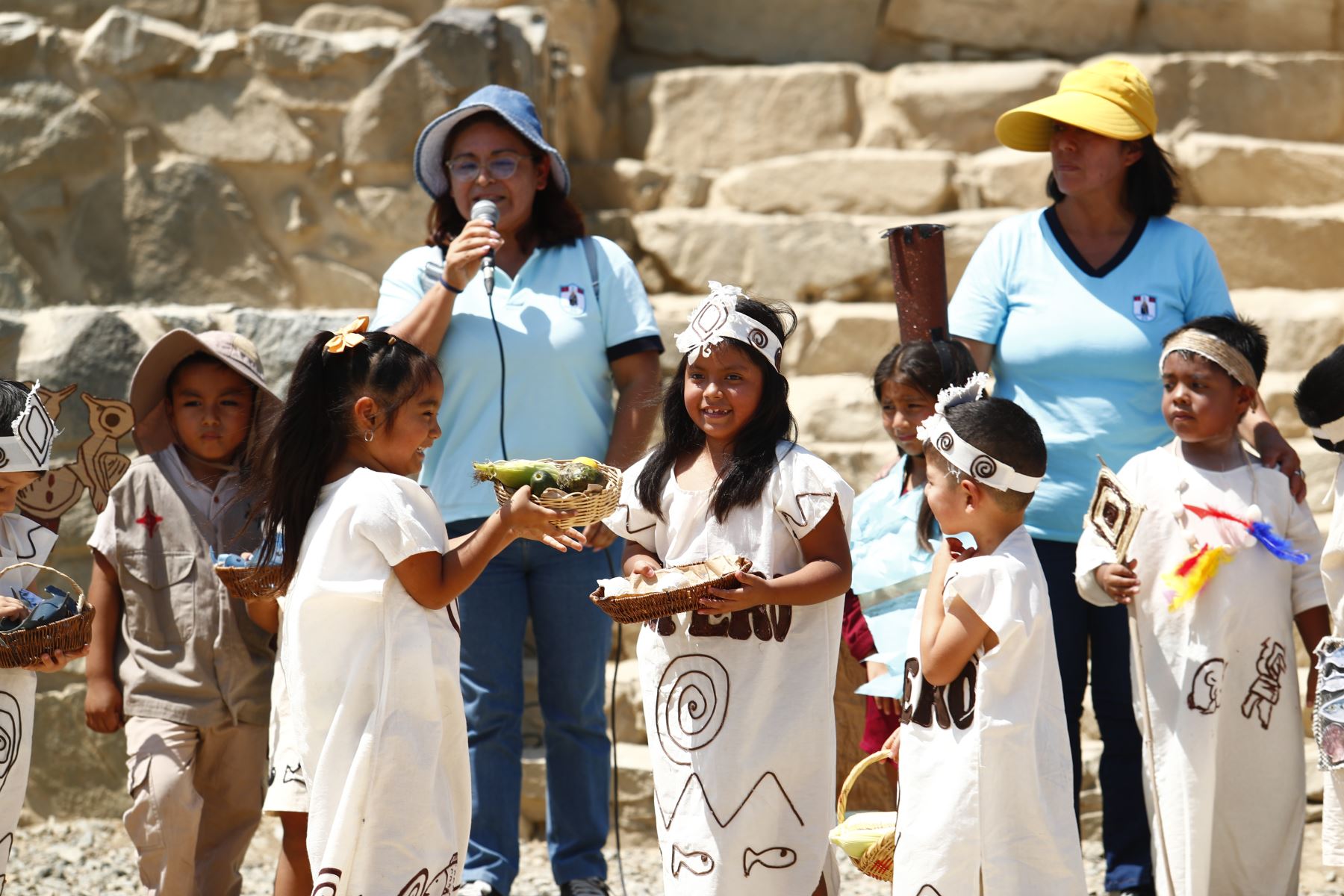 Desde tempranas horas del sábado 25 de abril de 2026 se realizó el Áspero Raymi 2026, en el marco de las celebraciones por cumplirse los 21 años de investigaciones del sitio arqueológico Áspero, asociado a la civilización Caral. El evento incluyó diversas actividades culturales y recreativas como recorridos turísticos por el complejo arqueológico, concursos de pintura y vuelo de cometas, entre otras. Foto: ANDINA/Daniel Bracamonte