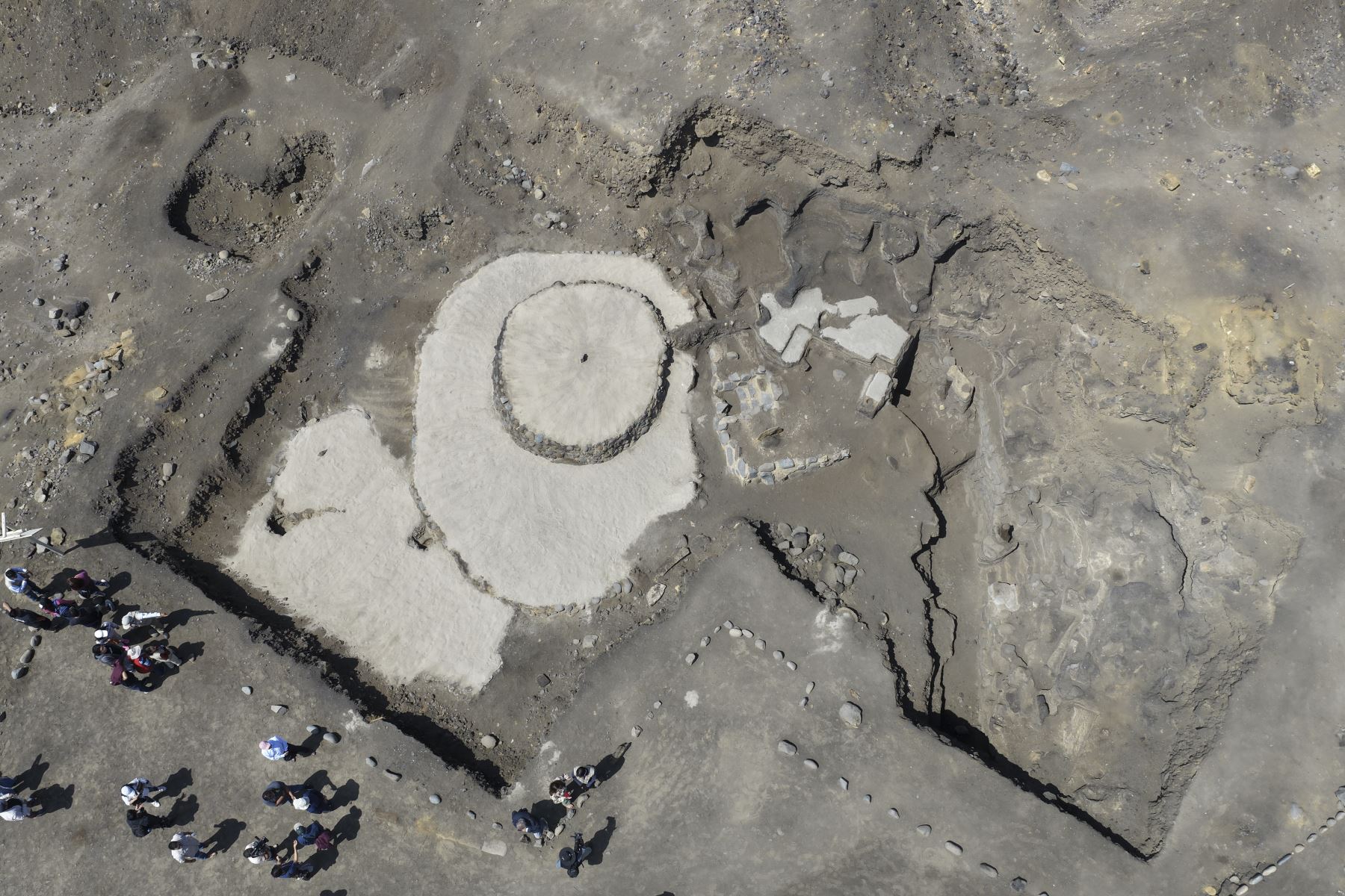 Durante la realización del áspero Raymi 2026, en el sitio arqueológico de Áspero, en Barranca, se abrió al público un nuevo sector, que se trata de una construcción arquitectónica asociada a un centro astronómico de la antigua civilización Caral, la cual estuvo previamente en excavaciones e investigaciones a cargo del grupo de arqueólogos de la ZAC Caral. Foto: ANDINA/Daniel Bracamonte