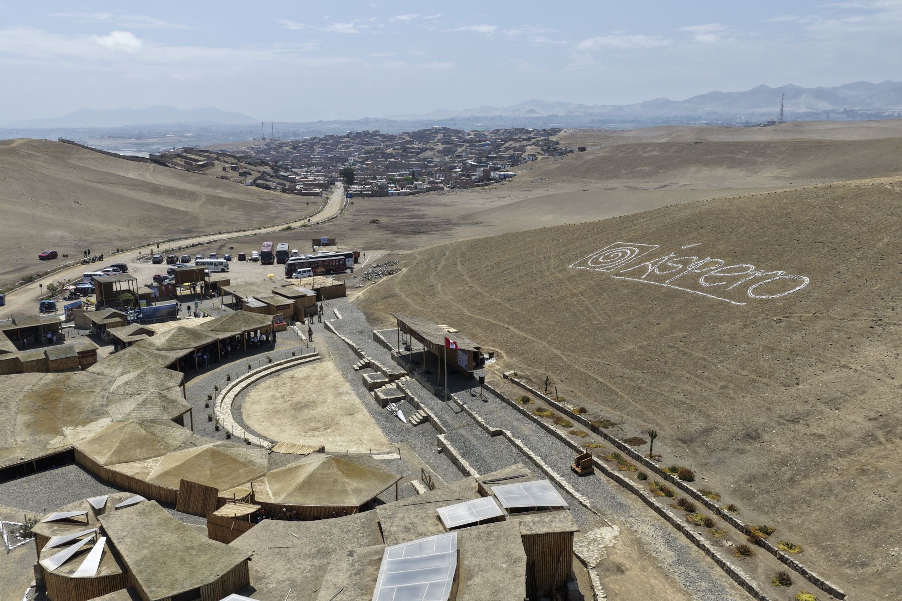 Desde tempranas horas del sábado 25 de abril de 2026 se realizó el Áspero Raymi 2026, en el marco de las celebraciones por cumplirse los 21 años de investigaciones del sitio arqueológico Áspero, asociado a la civilización Caral. El evento incluyó diversas actividades culturales y recreativas como recorridos turísticos por el complejo arqueológico, concursos de pintura y vuelo de cometas, entre otras. Foto: ANDINA/Daniel Bracamonte