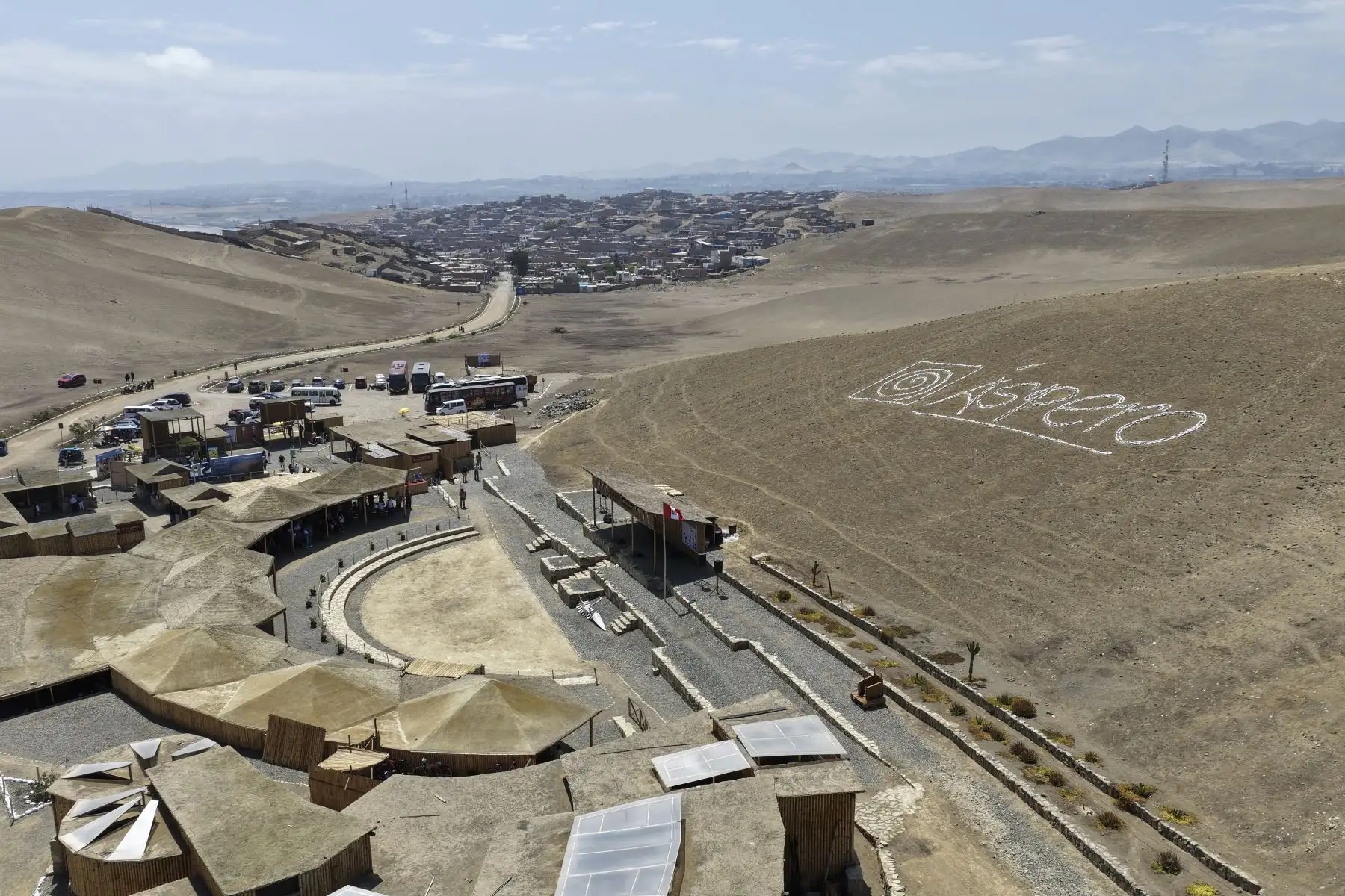 Desde tempranas horas del sábado 25 de abril de 2026 se realizó el Áspero Raymi 2026, en el marco de las celebraciones por cumplirse los 21 años de investigaciones del sitio arqueológico Áspero, asociado a la civilización Caral. El evento incluyó diversas actividades culturales y recreativas como recorridos turísticos por el complejo arqueológico, concursos de pintura y vuelo de cometas, entre otras. Foto: ANDINA/Daniel Bracamonte