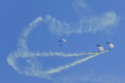 FAP muestra impresionante exhibición de aviones y paracaidistas en cielo de Surco