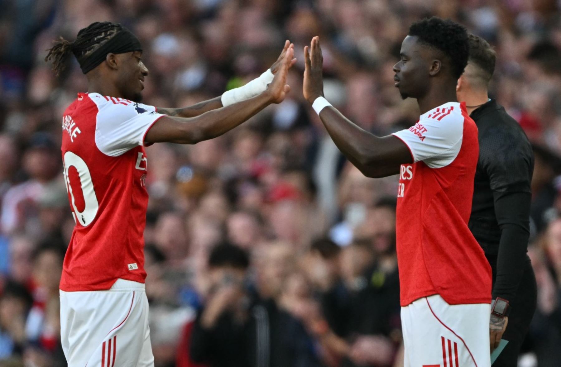 Arsenal se aferra al córner para recuperar el liderato de la Premier League