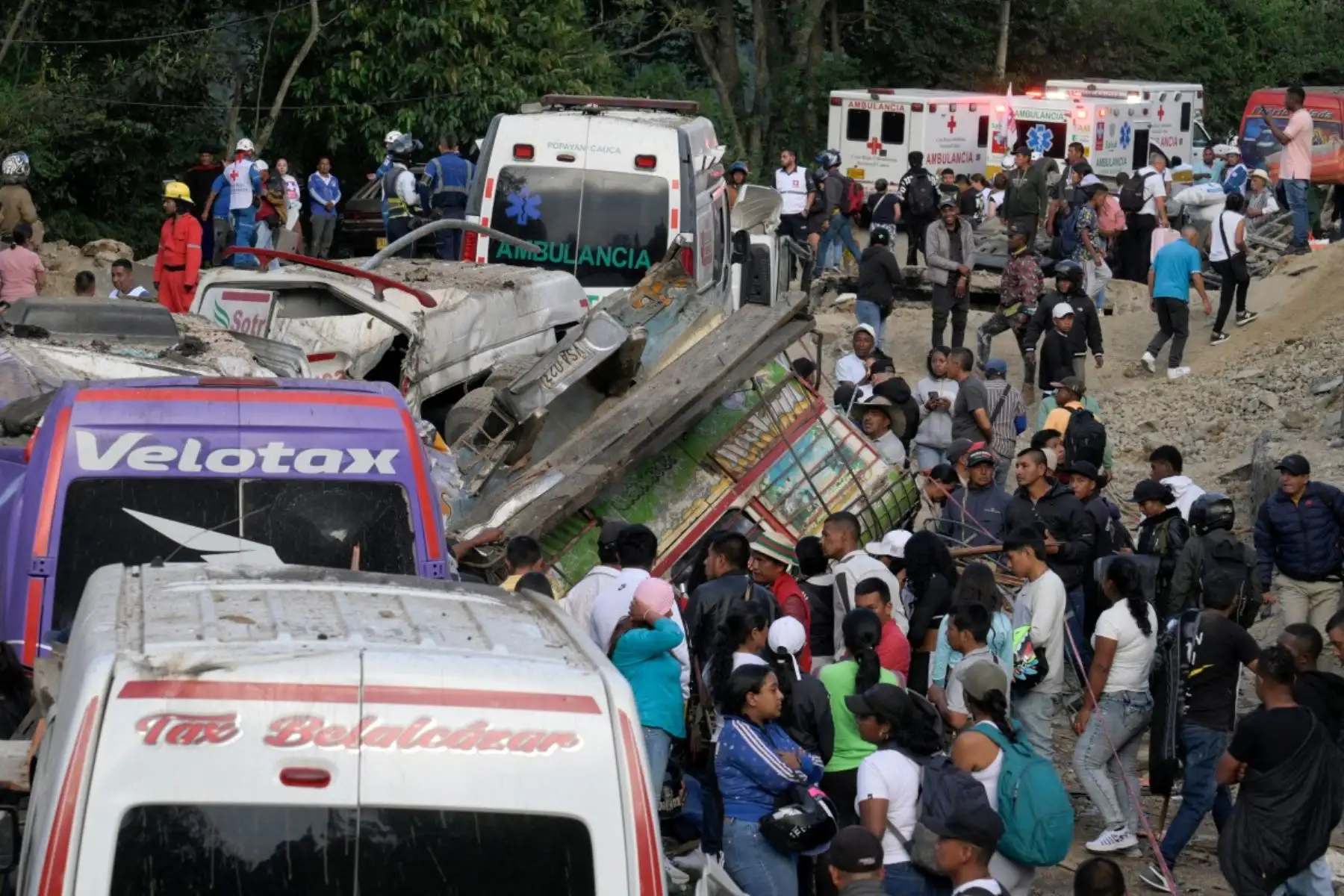 Varias personas permanecen en el lugar de una explosión tras un atentado con bomba en El Túnel, en la carretera Popayán-Cali, en Cajibio, departamento del Cauca, Colombia, el 25 de abril de 2026.
Un atentado con bomba ocurrido el 25 de abril dejó siete muertos y 20 heridos en una zona de Colombia con una fuerte presencia guerrillera, en medio de una ola de ataques a poco más de un mes de las elecciones presidenciales, según informó el gobernador de la región del Cauca. Foto: AFP