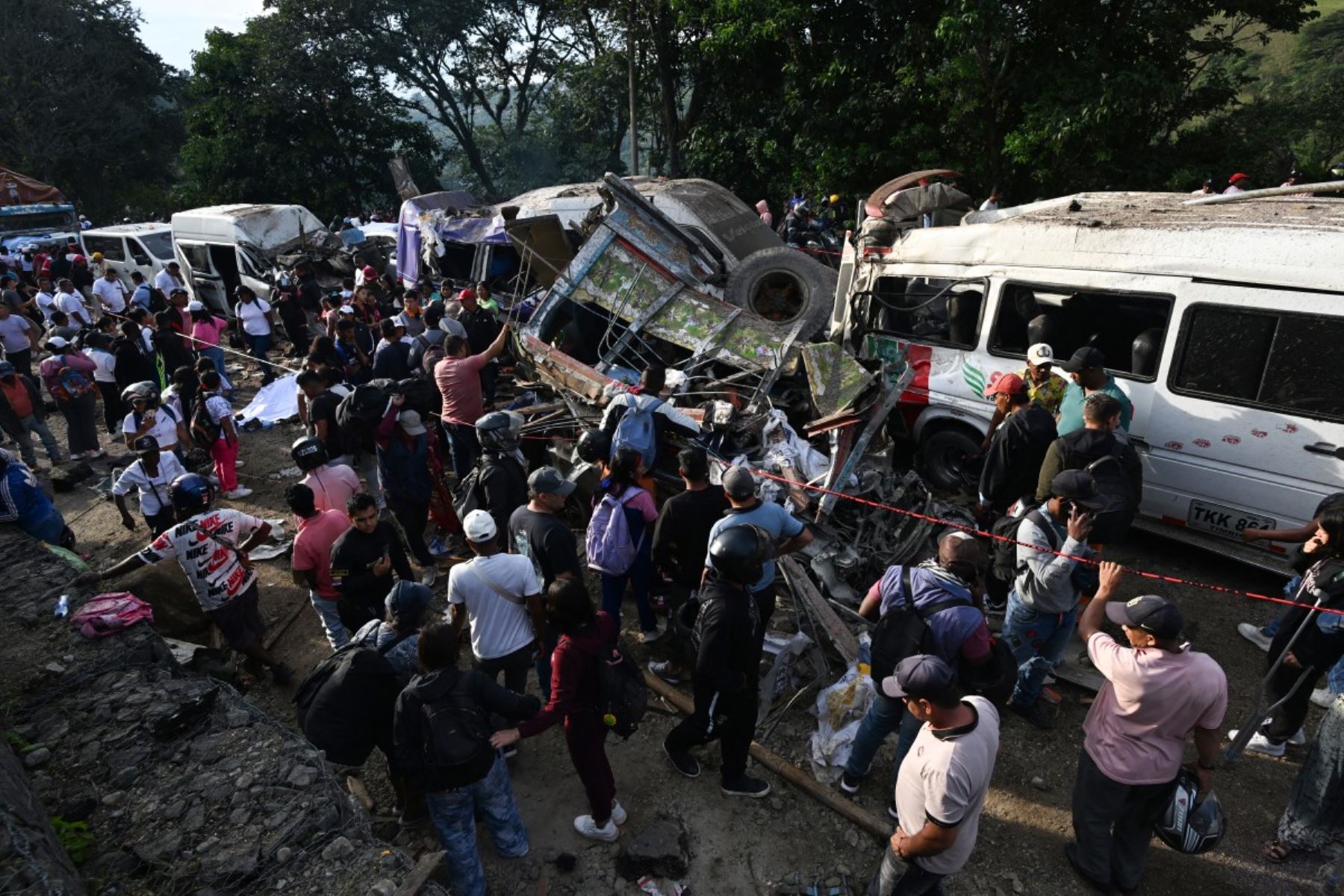 Varias personas permanecen en el lugar de una explosión tras un atentado con bomba en El Túnel, en la carretera Popayán-Cali, en Cajibio, departamento del Cauca, Colombia, el 25 de abril de 2026. Foto: AFP