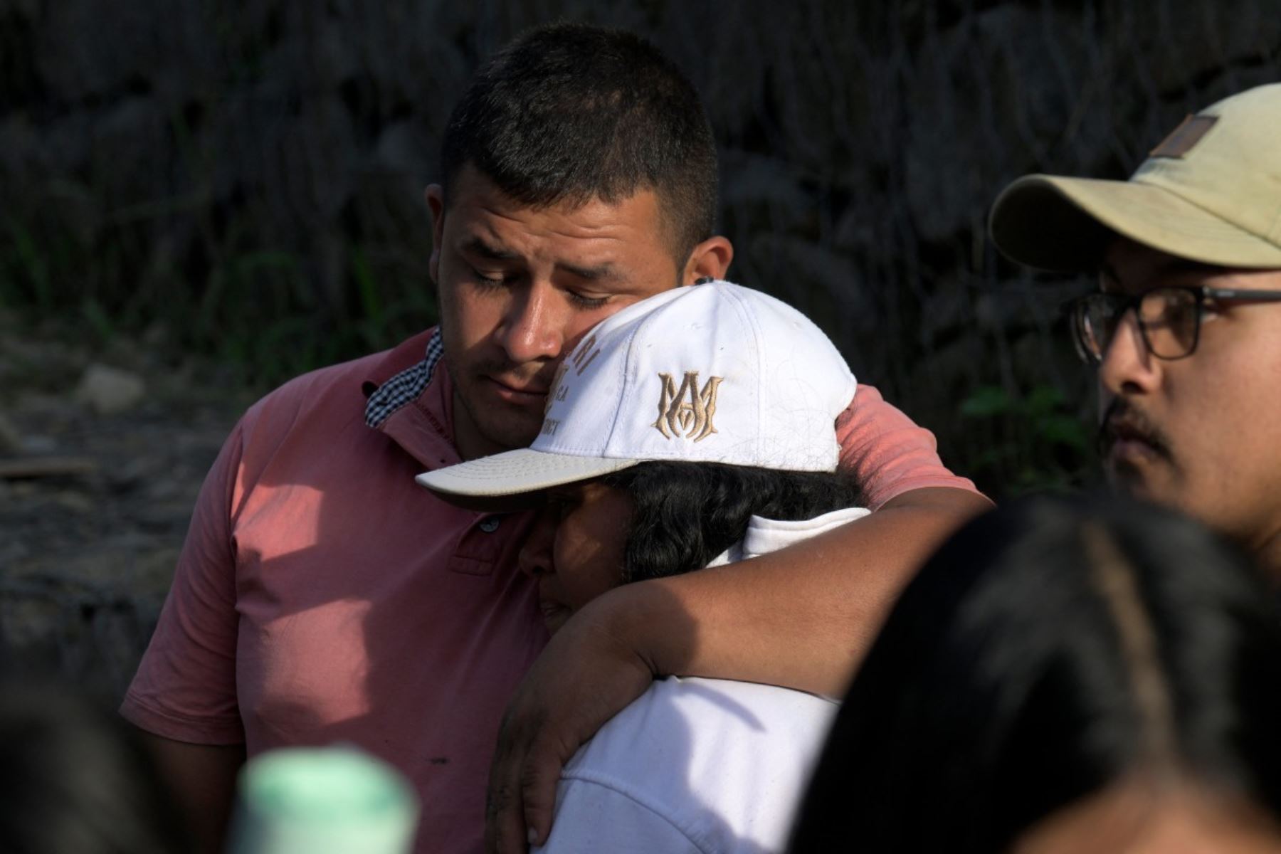 Familiares de las víctimas permanecen en el lugar de la explosión tras un atentado con bomba en El Túnel, en la carretera Popayán-Cali, en Cajibio, departamento del Cauca, Colombia, el 25 de abril de 2026. Foto: AFP