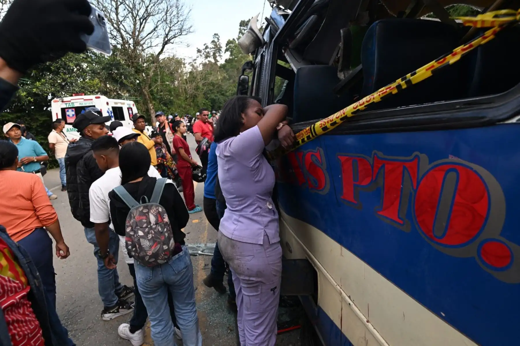 Familiares de las víctimas permanecen en el lugar de la explosión tras un atentado con bomba en El Túnel, en la carretera Popayán-Cali, en Cajibio, departamento del Cauca, Colombia, el 25 de abril de 2026. Foto: AFP