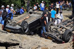 Varias personas permanecen junto a vehículos destruidos por un atentado con bomba en El Túnel, en la carretera Popayán-Cali, en Cajibio, departamento del Cauca, Colombia, el 25 de abril de 2026. Foto: AFP