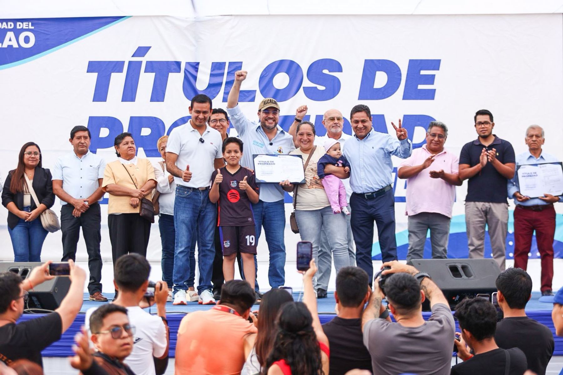 Entregan mil títulos de propiedad a familias de nueve asentamientos humanos en el Callao