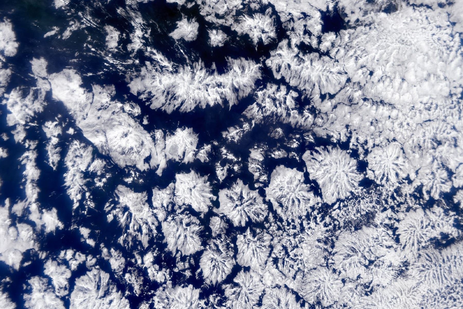 NASA muestra en su calendario impresionante foto de las nubes sobre la costa del Perú