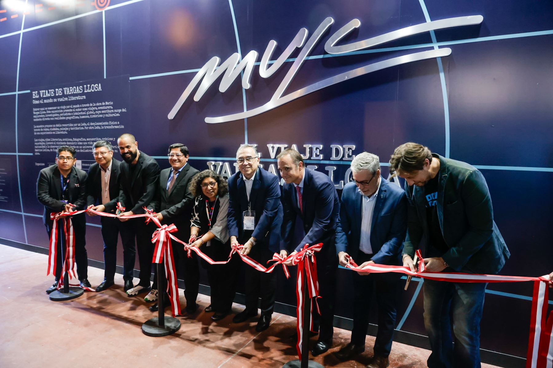 El corte de cinta marcó la apertura de las actividades vinculadas a la propuesta cultural peruana, en el marco de la inauguración de espacios dedicados a la memoria y la literatura. Foto: ANDINA/Luis Iparraguirre.