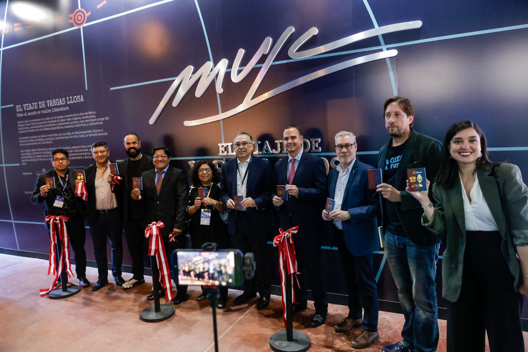 Autoridades y representantes del sector cultural participaron en la presentación oficial del pasaporte simbólico, actividad que formó parte de la agenda inaugural del Perú como País Invitado de Honor. Foto: ANDINA/Luis Iparraguirre.