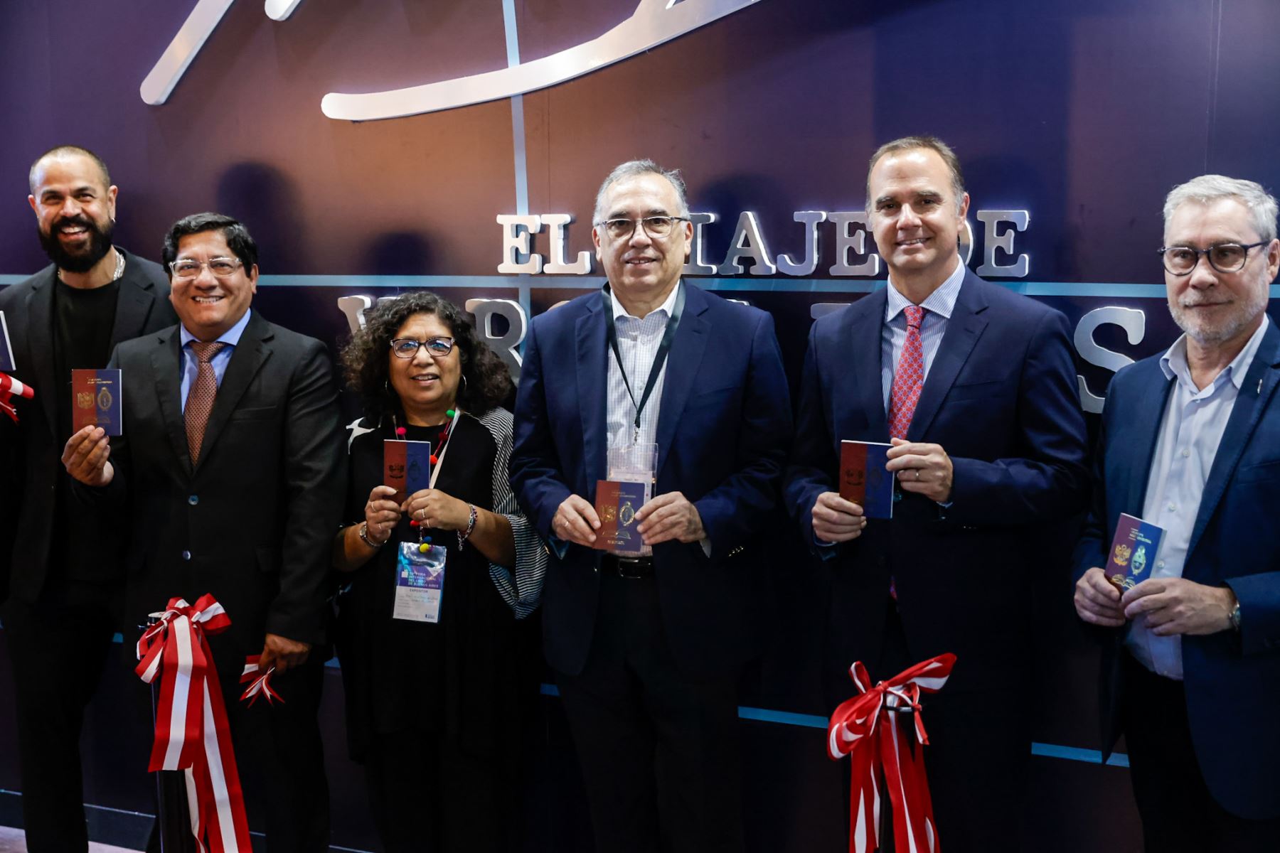 El acto de lanzamiento del pasaporte Perú–Argentina reunió a autoridades y público asistente en el pabellón peruano, destacando el carácter simbólico de esta propuesta cultural. Foto: ANDINA/Luis Iparraguirre.