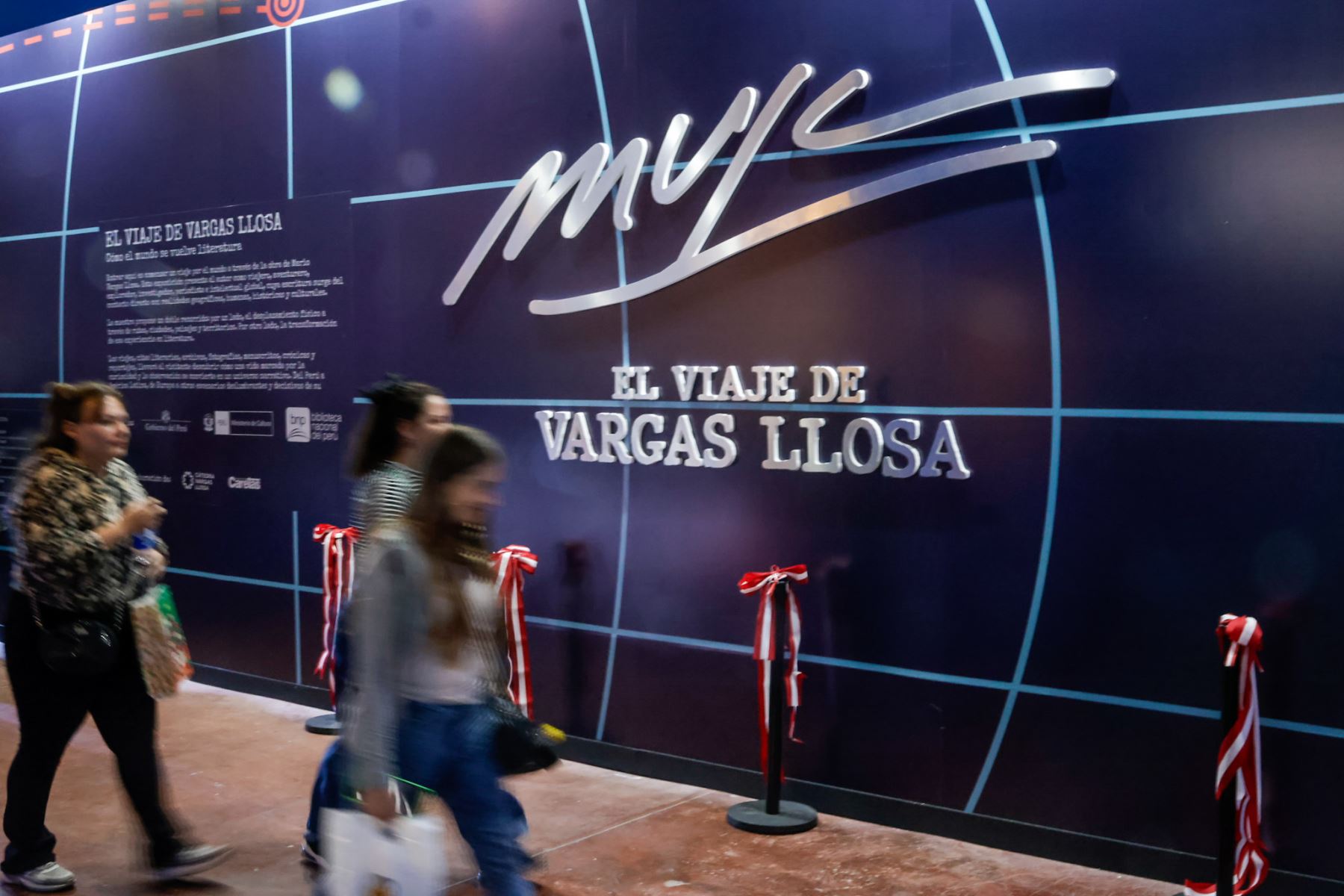 El espacio expositivo combina elementos visuales y narrativos para acercar al público a la obra de Vargas Llosa, en el marco de la participación peruana en la feria. Foto: ANDINA/Luis Iparraguirre.