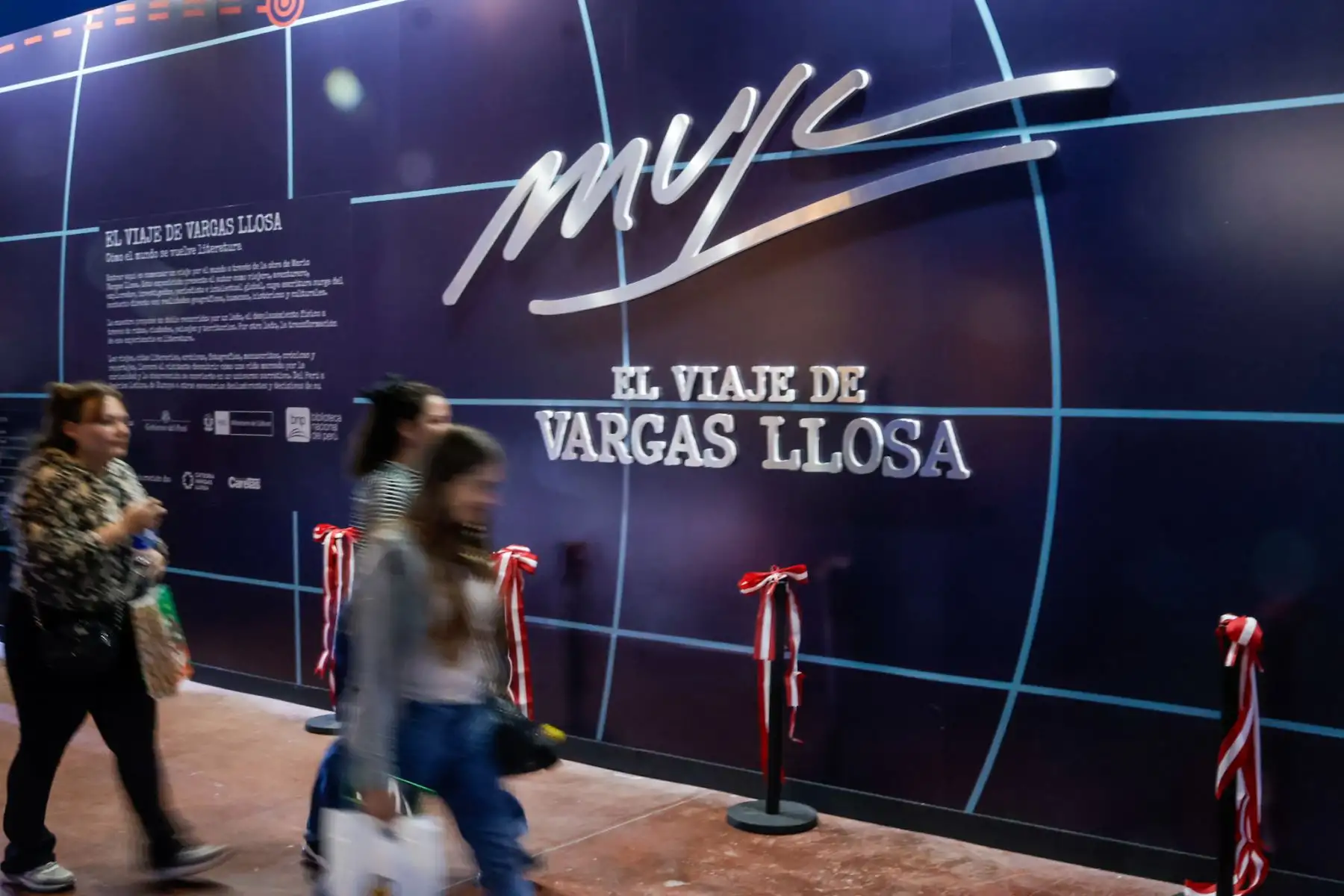 El espacio expositivo combina elementos visuales y narrativos para acercar al público a la obra de Vargas Llosa, en el marco de la participación peruana en la feria. Foto: ANDINA/Luis Iparraguirre.
