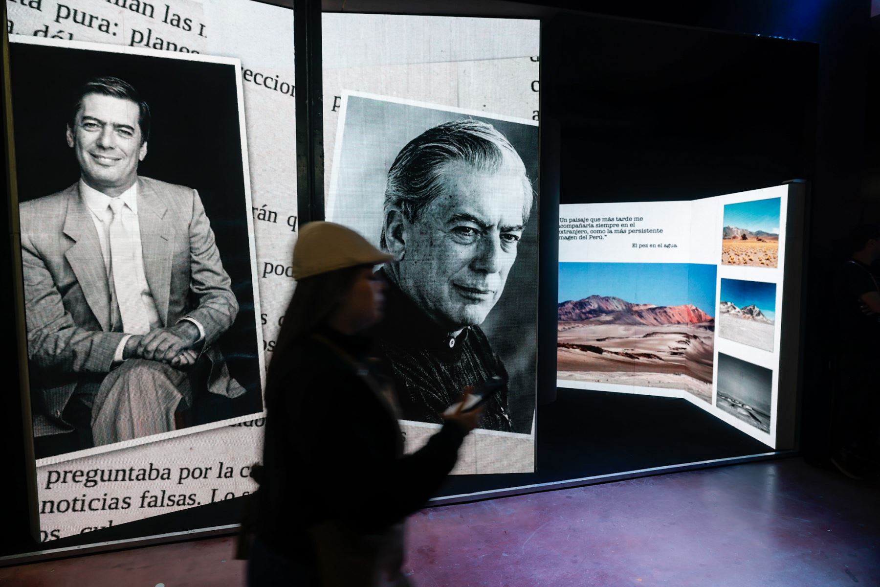 Visitantes recorren la muestra inmersiva dedicada a Mario Vargas Llosa, donde se exploran distintos momentos de su trayectoria literaria en un formato interactivo. Foto: ANDINA/Luis Iparraguirre.