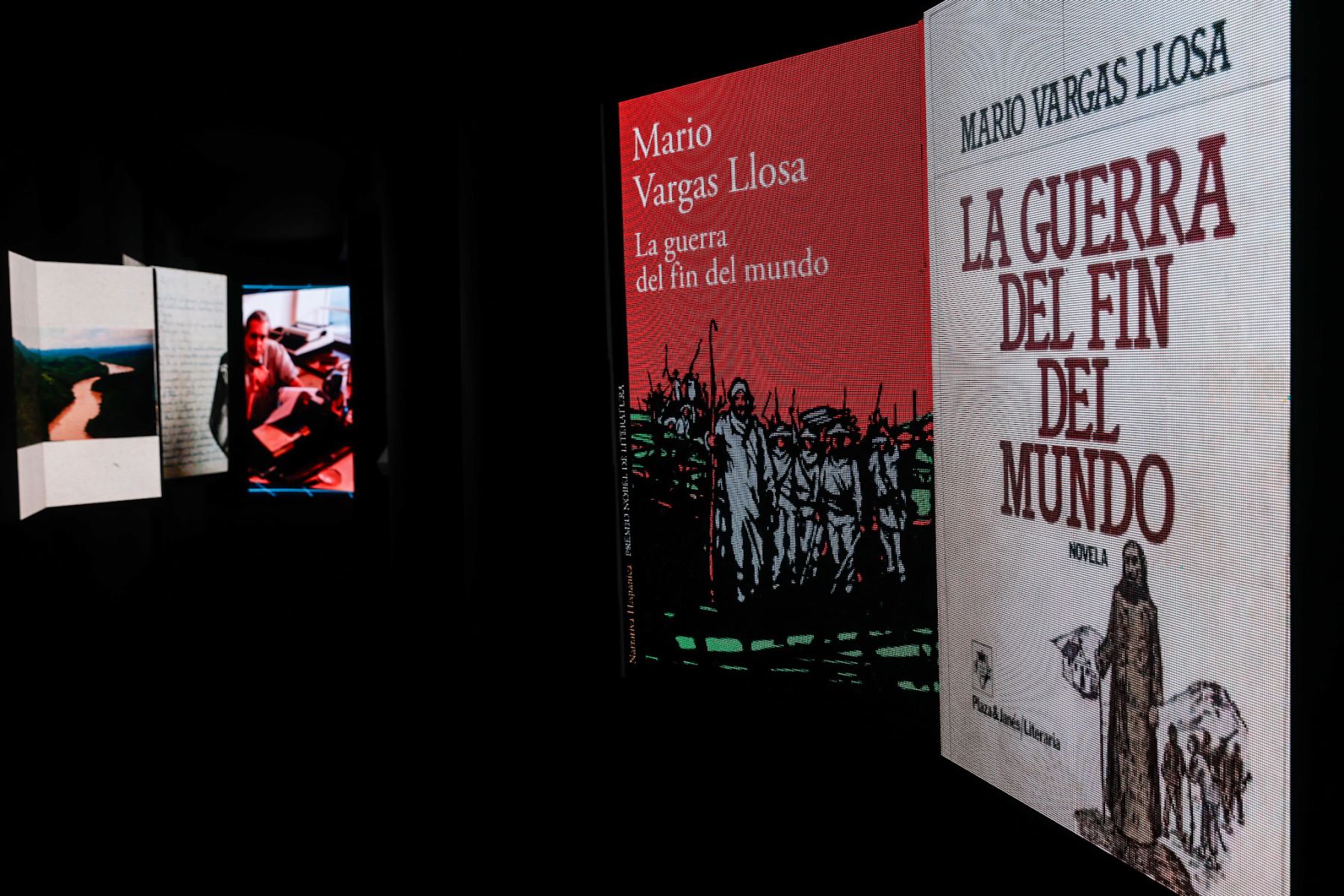 La exposición “El viaje de Vargas Llosa. Cómo el mundo se vuelve literatura” presenta un recorrido visual por la obra del escritor peruano, integrando archivos, fotografías y material audiovisual. Foto: ANDINA/Luis Iparraguirre.