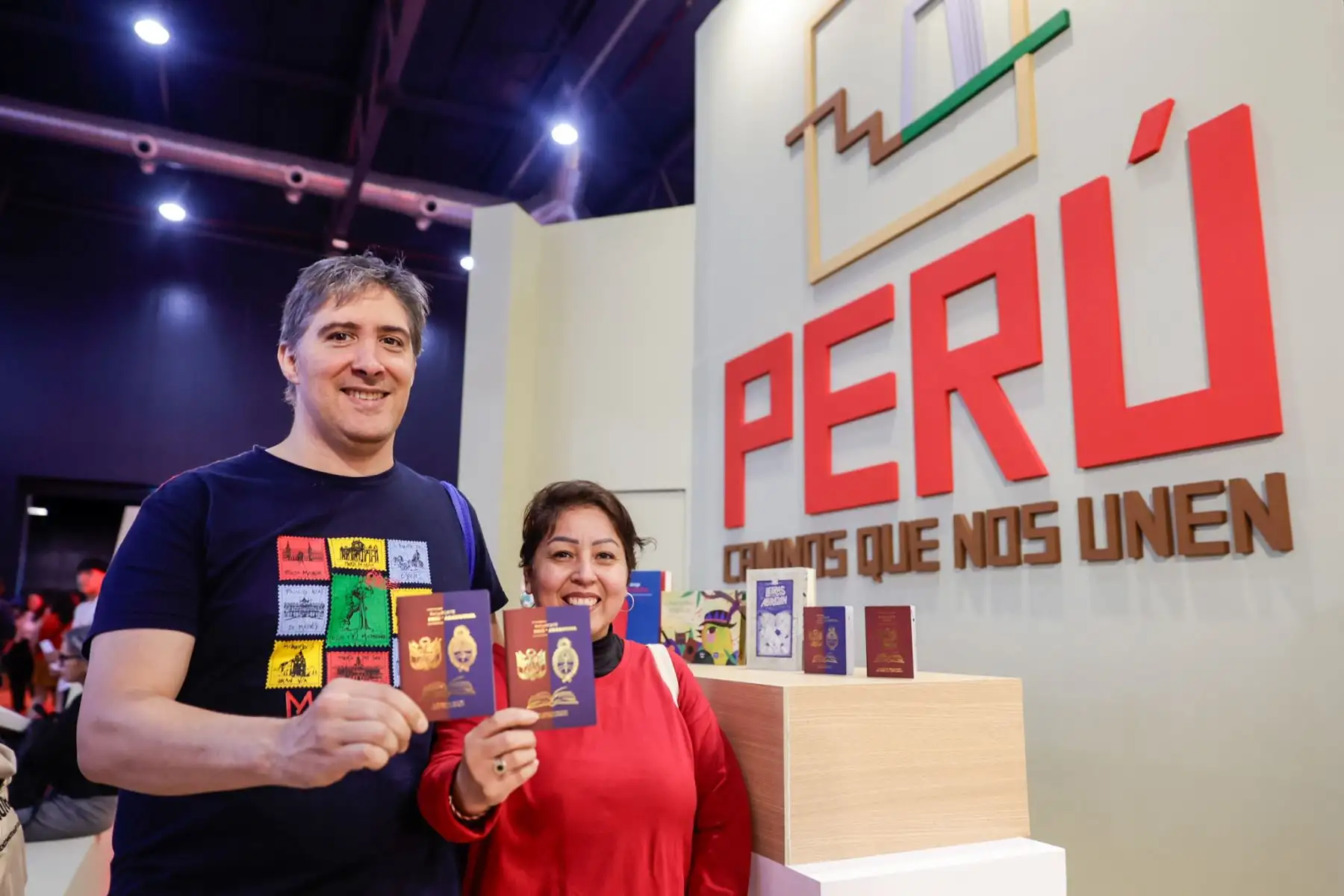 Hernán y Solange, pareja peruano-argentina, posan con el pasaporte simbólico Perú–Argentina durante su visita al pabellón peruano en la Feria del Libro de Buenos Aires, iniciativa impulsada por la Biblioteca Nacional del Perú. Para ella, migrante peruana, la experiencia representa un momento de orgullo y conexión con su país en un espacio que celebra los lazos culturales entre ambas naciones. Foto: ANDINA/Luis Iparraguirre.