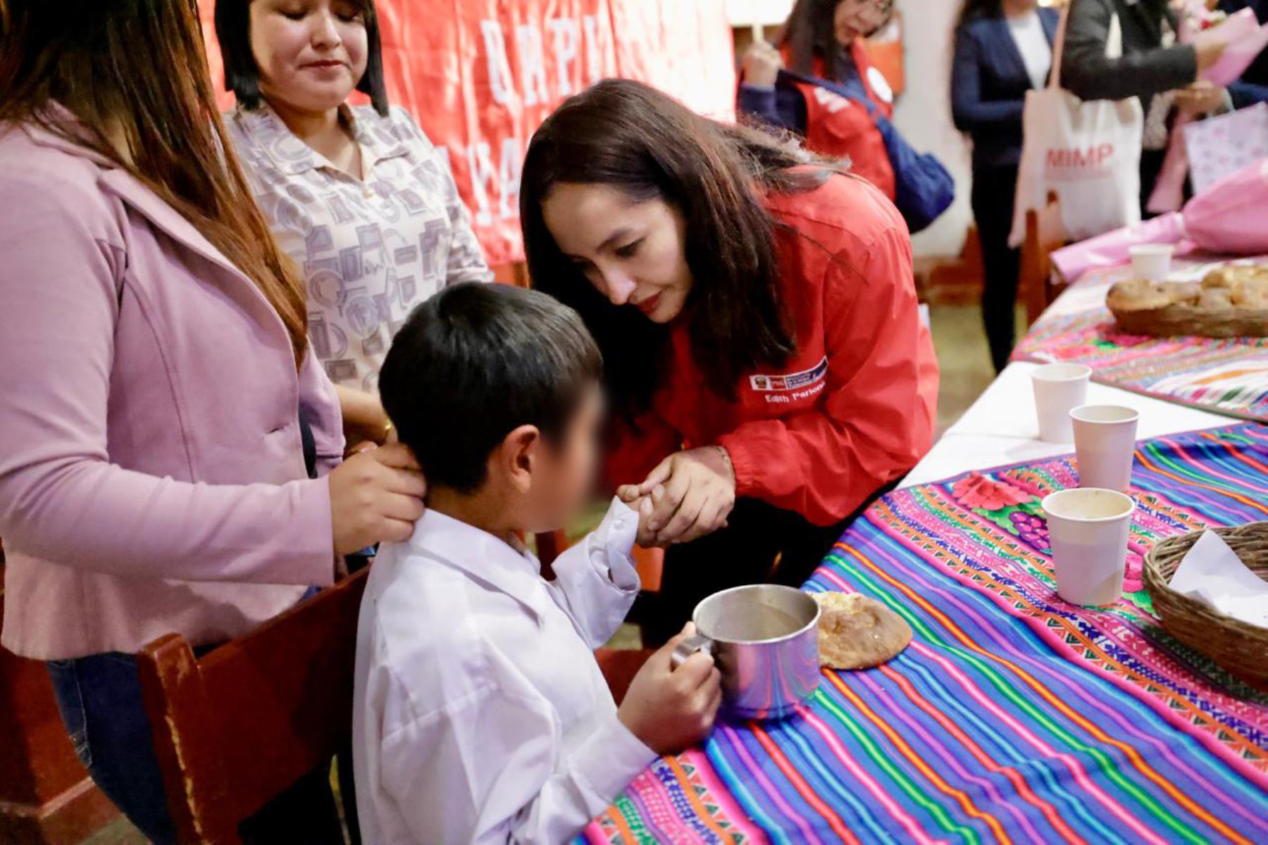 Ministra de la Mujer visitó a niños y adolescentes de centros de acogida en Ayacucho