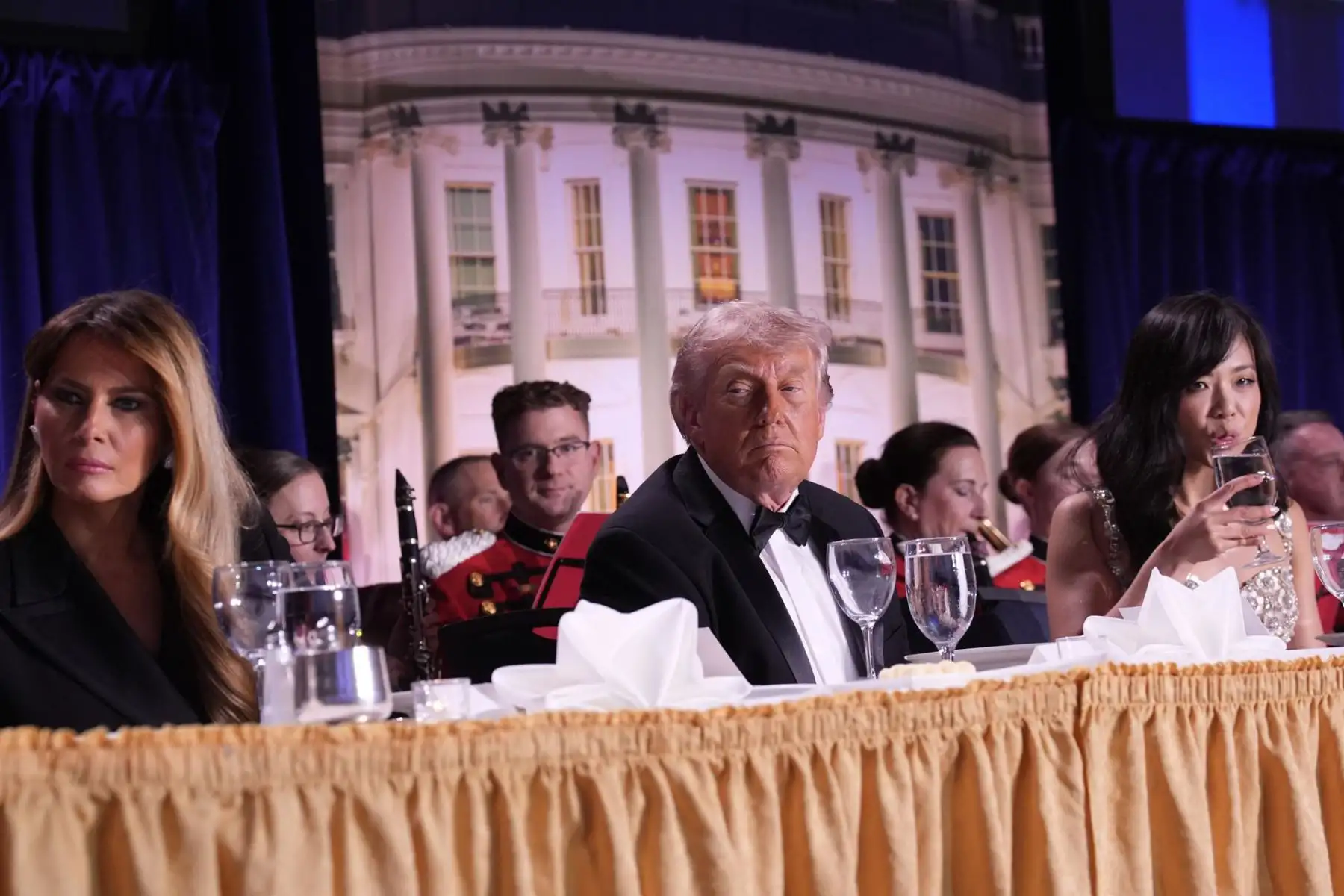 El presidente de los Estados Unidos, Donald Trump (C) y la Primera Dama Melania Trump (L) participan en la Cena de la Asociación de Corresponsales de la Casa Blanca en Washington, DC, EE. UU., el 25 de abril de 2026. Foto: EFE