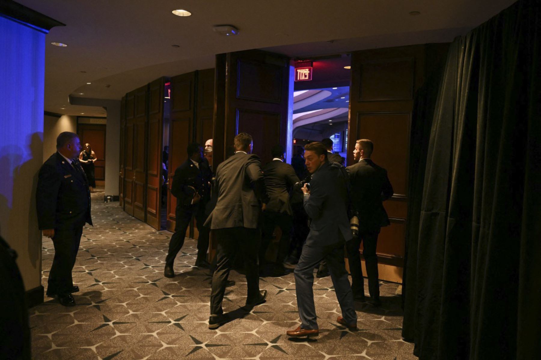 Reporteros reaccionaron después de que se escucharan fuertes golpes durante la cena de los corresponsales de la Casa Blanca en el Washington Hilton en Washington, DC, el 25 de abril de 2026. El presidente Trump fue evacuado de la cena, a la que asistía por primera vez mientras estaba en el cargo. (Foto de Mandel NGAN / AFP)