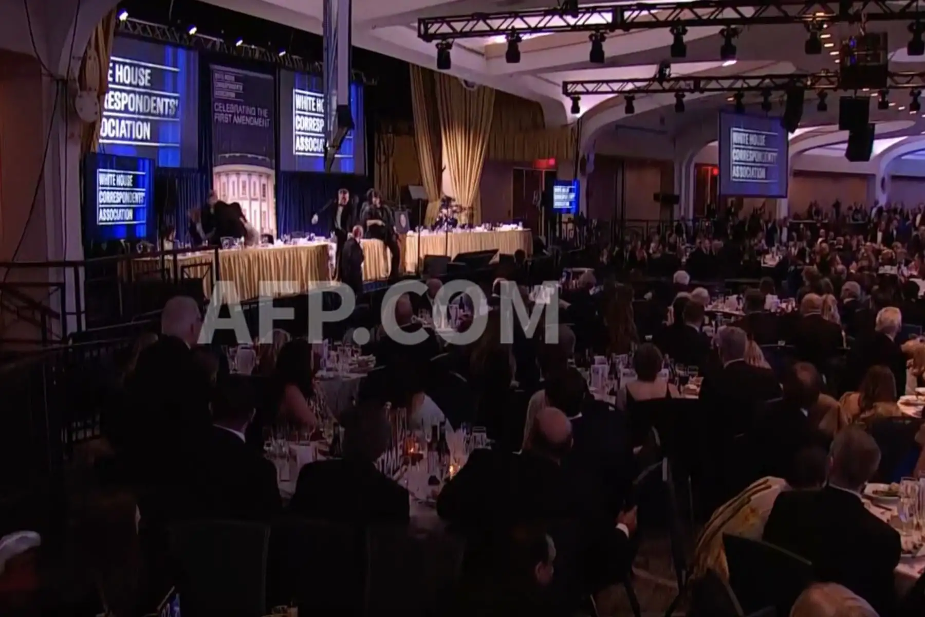 Instante en que el presidente Donald Trump es evacuado durante la cena de los corresponsales de la Casa Blanca en el Washington Hilton tras escucharse aparentemente disparos. Foto: Captura AFP