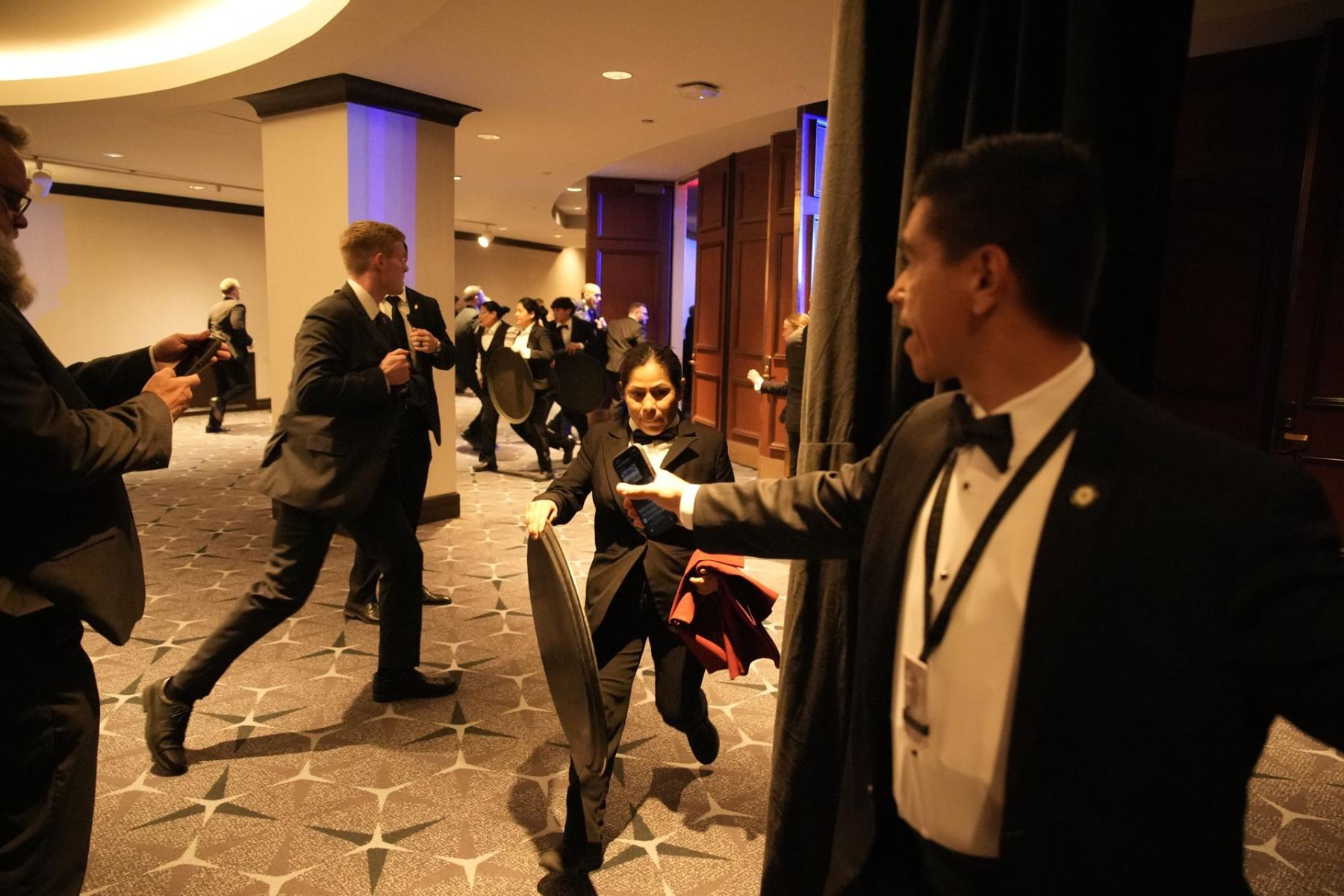 La gente lucha por cubrirse después de escuchar disparos en la Cena de la Asociación de Corresponsales de la Casa Blanca a la que asisten el presidente de los Estados Unidos Donald Trump y la primera dama Melania Trump en Washington, DC, EE. UU., el 25 de abril de 2026. Los asistentes, incluido el presidente de los Estados Unidos, Donald Trump, se cubrieron en la cena de corresponsales de la Casa Blanca después de que se dispararan en el lugar. Foto: EFE