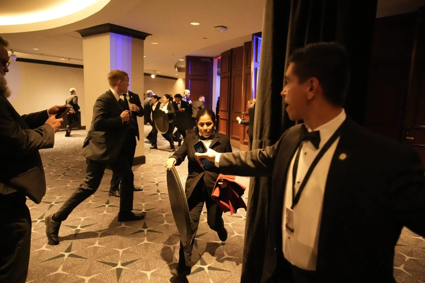 La gente lucha por cubrirse después de escuchar disparos en la Cena de la Asociación de Corresponsales de la Casa Blanca a la que asisten el presidente de los Estados Unidos Donald Trump y la primera dama Melania Trump en Washington, DC, EE. UU., el 25 de abril de 2026. Los asistentes, incluido el presidente de los Estados Unidos, Donald Trump, se cubrieron en la cena de corresponsales de la Casa Blanca después de que se dispararan en el lugar. Foto: EFE