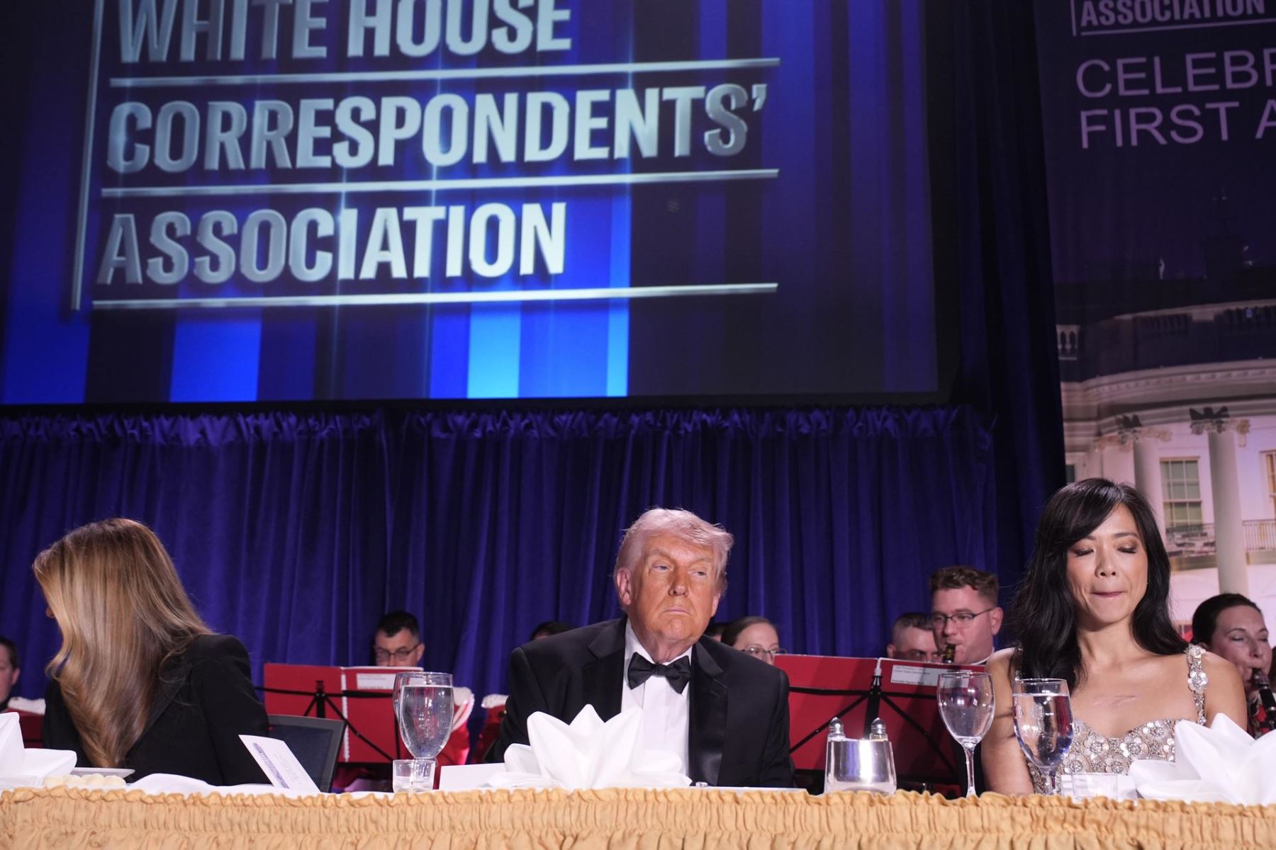 El presidente de los Estados Unidos, Donald Trump, participa en la Cena de la Asociación de Corresponsales de la Casa Blanca en el Hotel Washington Hilton en Washington, DC, el 25 de abril de 2026. El presidente Trump y la primera dama Melania Trump fueron previamente evacuados del evento después de que se dispararan disparos dentro del hotel. Foto: EFE