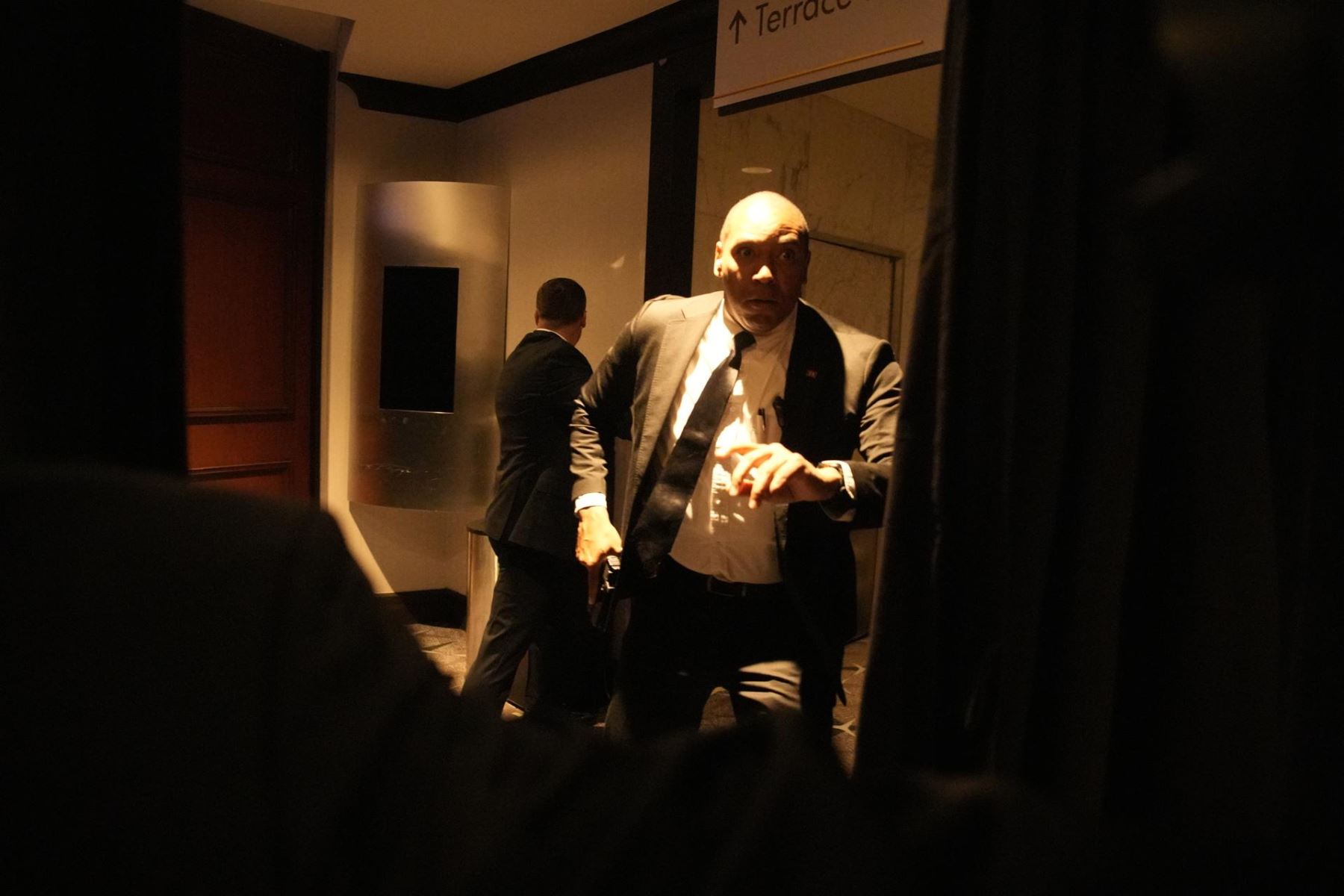 Un personal de seguridad está en alerta después de escuchar disparos en la Cena de la Asociación de Corresponsales de la Casa Blanca, a la que asisten el presidente de los Estados Unidos, Donald Trump, y la primera dama Melania Trump, en Washington, DC, EE. UU., el 25 de abril de 2026. Los asistentes, incluido el presidente de los Estados Unidos, Donald Trump, fueron evacuados en la Cena de Corresponsales de la Casa Blanca después de que se dispararan disparos en el lugar. Foto: EFE