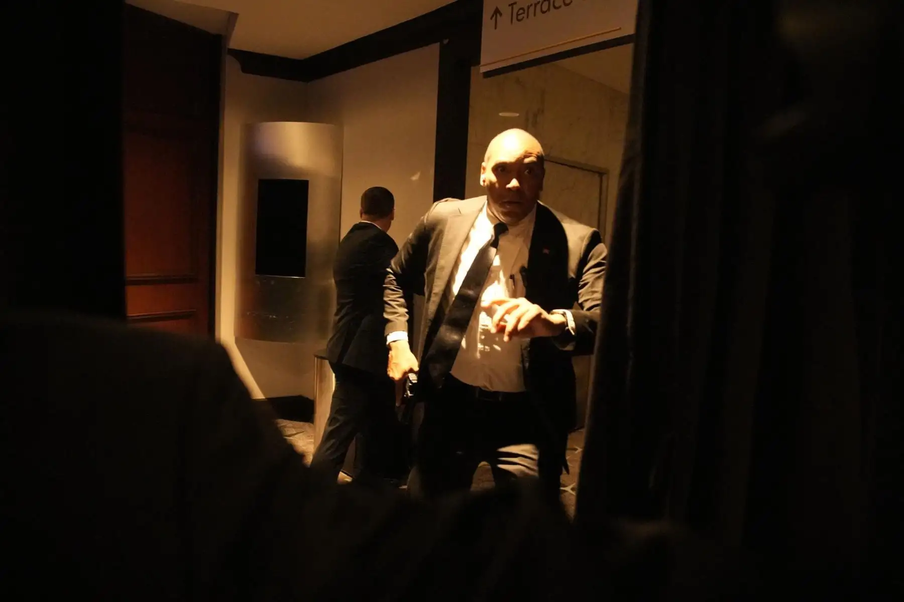 Un personal de seguridad está en alerta después de escuchar disparos en la Cena de la Asociación de Corresponsales de la Casa Blanca, a la que asisten el presidente de los Estados Unidos, Donald Trump, y la primera dama Melania Trump, en Washington, DC, EE. UU., el 25 de abril de 2026. Los asistentes, incluido el presidente de los Estados Unidos, Donald Trump, fueron evacuados en la Cena de Corresponsales de la Casa Blanca después de que se dispararan disparos en el lugar. Foto: EFE
