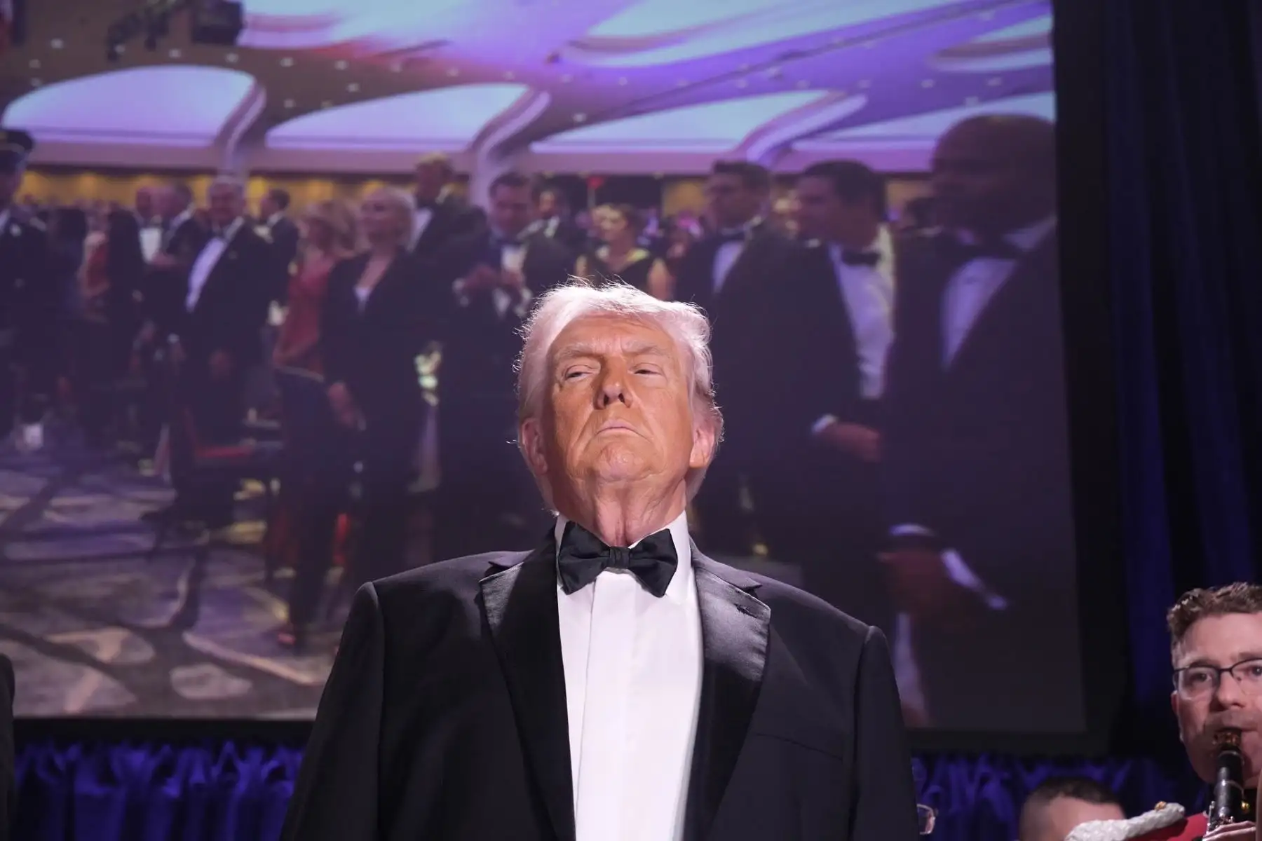 El presidente de los Estados Unidos, Donald Trump, participa en la Cena de la Asociación de Corresponsales de la Casa Blanca en el Hotel Washington Hilton en Washington, DC, el 25 de abril de 2026. El presidente Trump y la primera dama Melania Trump fueron previamente evacuados del evento después de que se dispararan disparos dentro del hotel. Foto: EFE