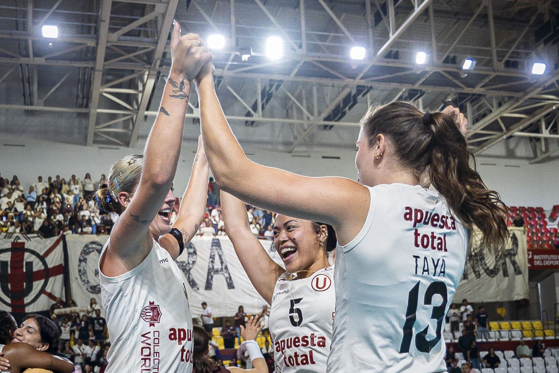 Universitario de Deportes subió al podio por primera vez en su historia tras obtener el tercer lugar de la Liga Peruana de Voley al derrotar 3-0 a Geminis. Foto: LPV