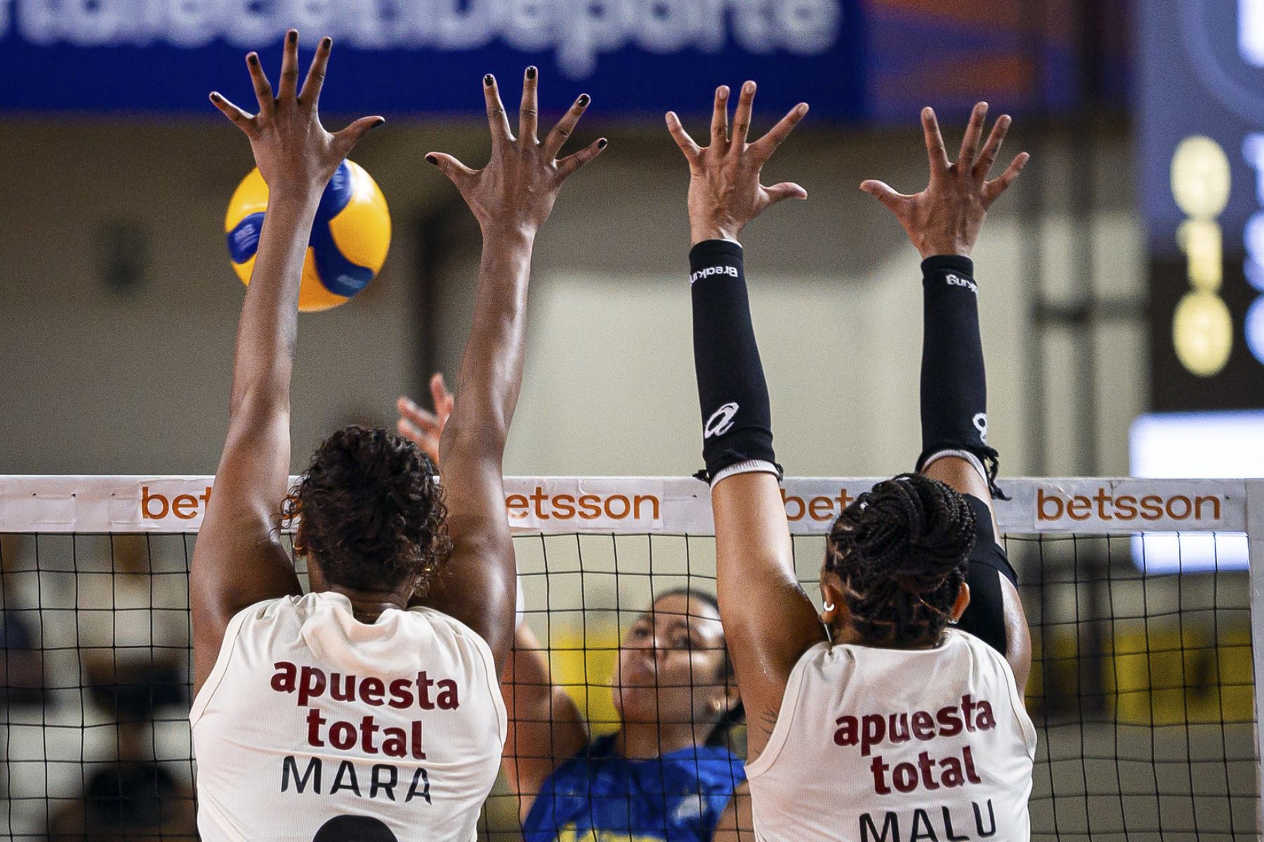 Universitario de Deportes subió al podio por primera vez en su historia tras obtener el tercer lugar de la Liga Peruana de Voley al derrotar 3-0 a Geminis. Foto: LPV