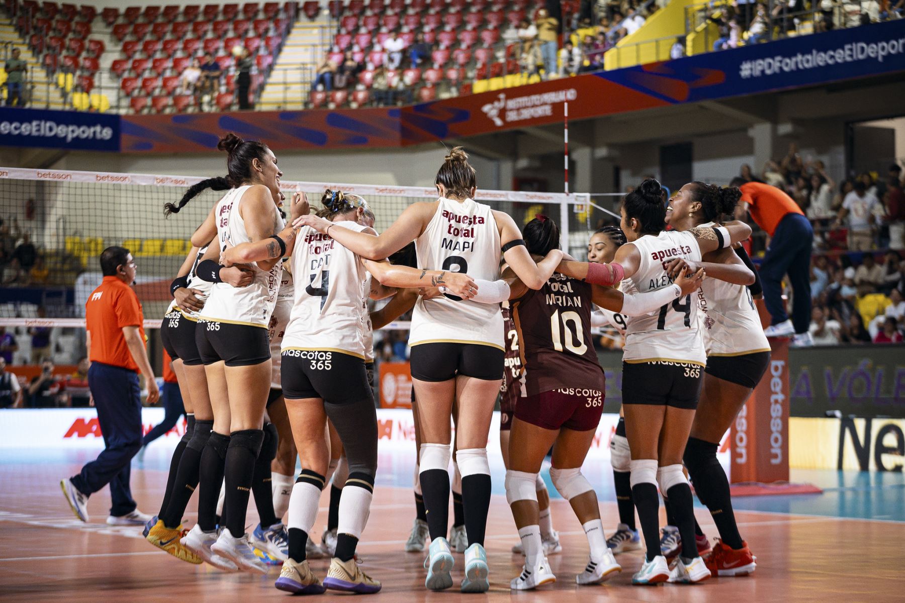 Universitario de Deportes subió al podio por primera vez en su historia tras obtener el tercer lugar de la Liga Peruana de Voley al derrotar 3-0 a Geminis. Foto: LPV