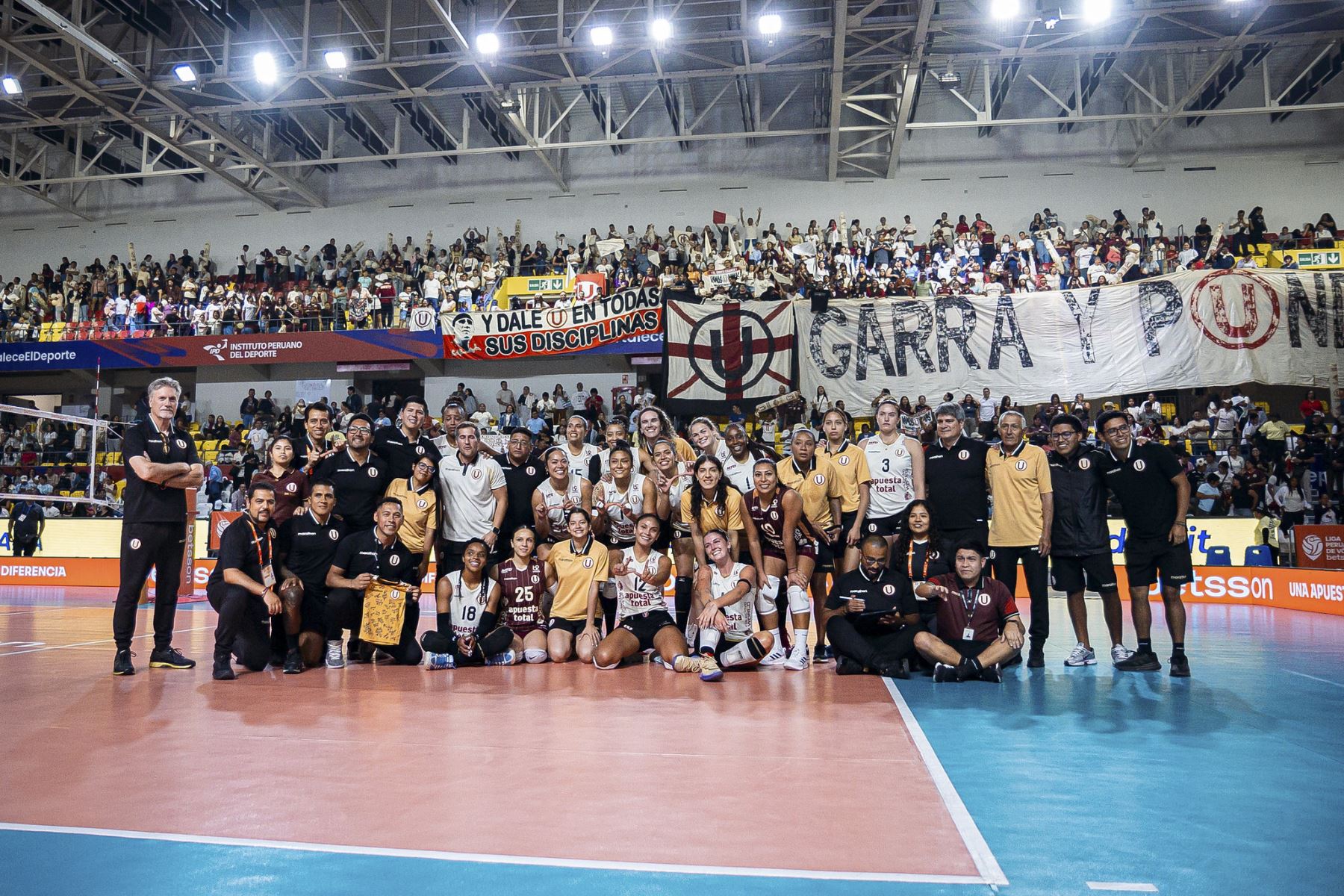 Universitario de Deportes subió al podio por primera vez en su historia tras obtener el tercer lugar de la Liga Peruana de Voley al derrotar 3-0 a Geminis. Foto: LPV