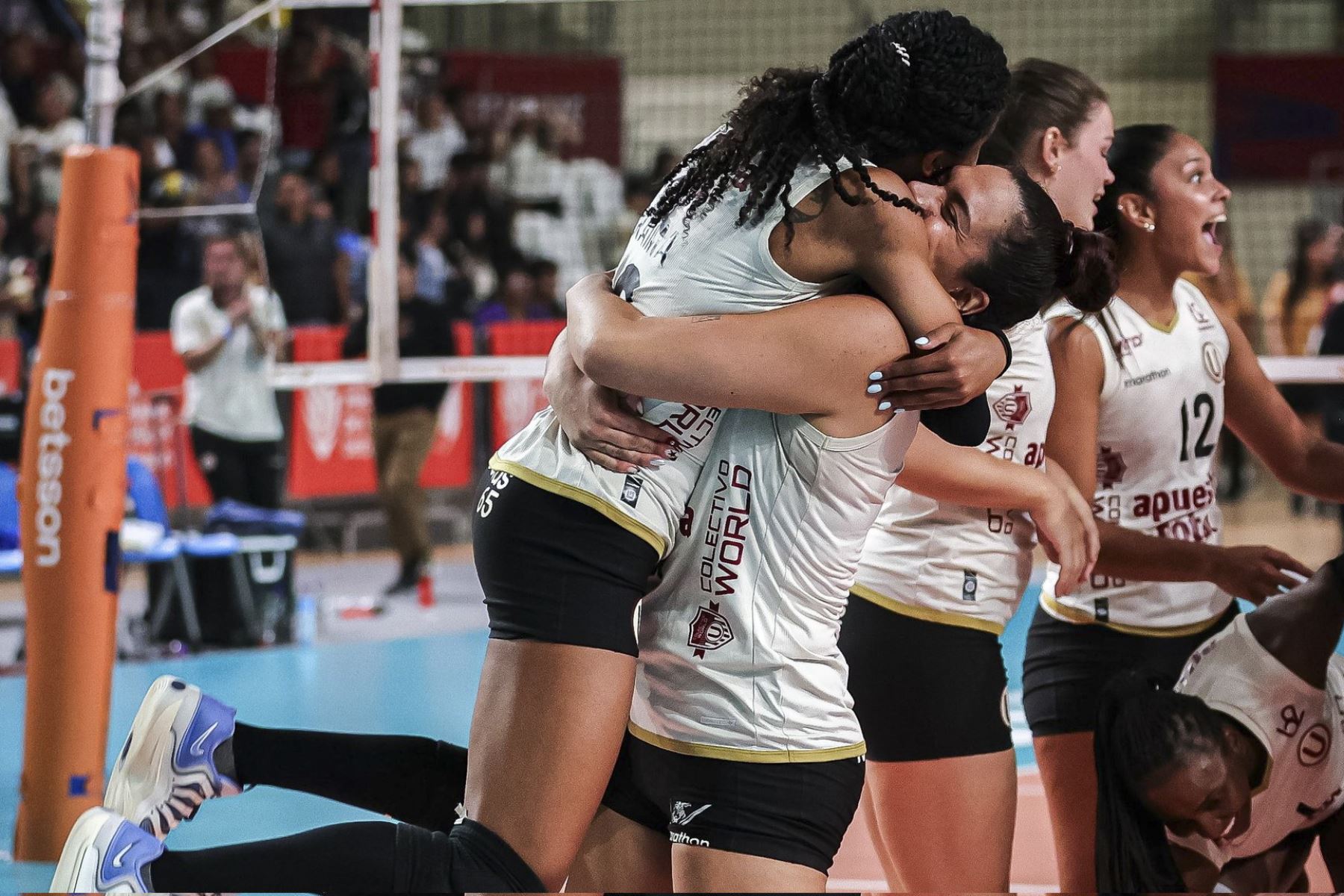 Universitario de Deportes subió al podio por primera vez en su historia tras obtener el tercer lugar de la Liga Peruana de Voley al derrotar 3-0 a Geminis. Foto: LPV