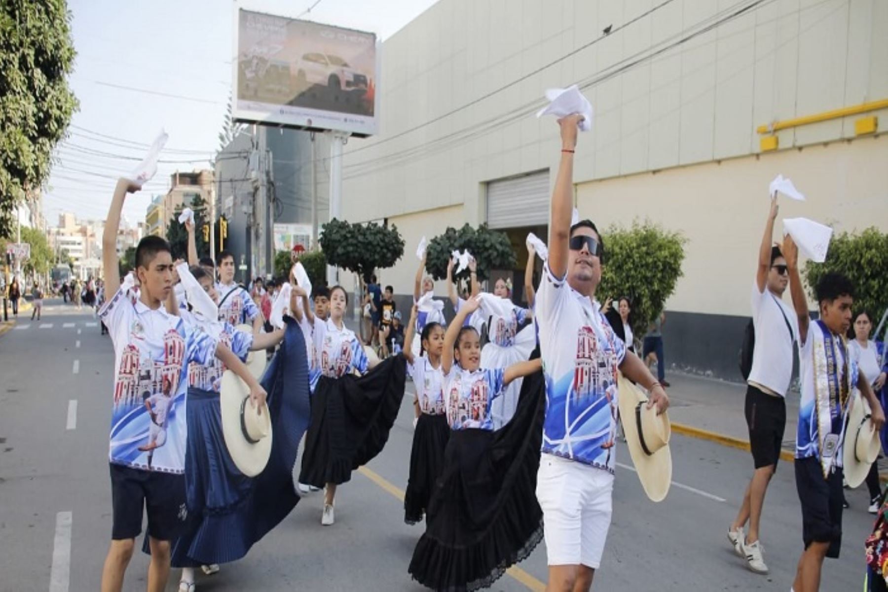 Chiclayo celebró su identidad al ritmo de la marinera en Festival “Mil Pañuelos al Aire