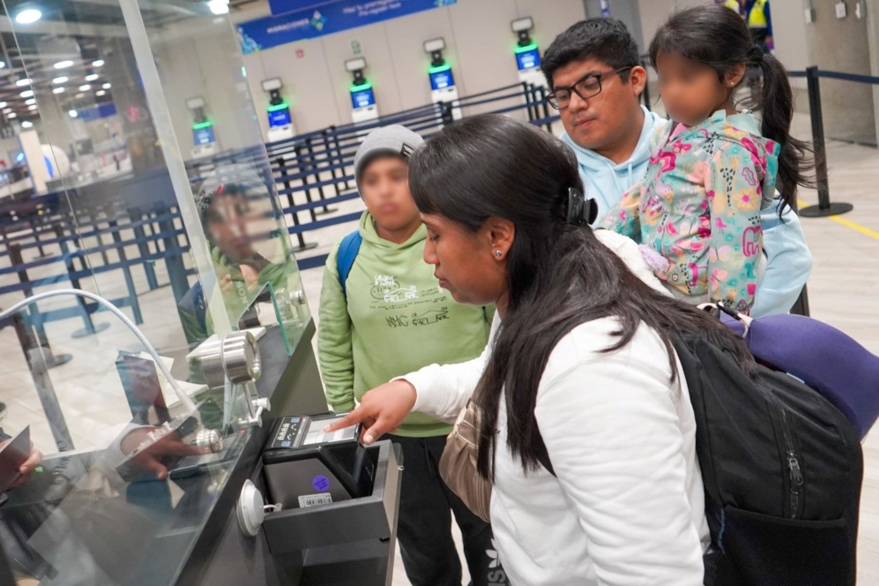 ¡Atención, padres! Conoce los requisitos para viajar al extranjero con tu menor de hijo