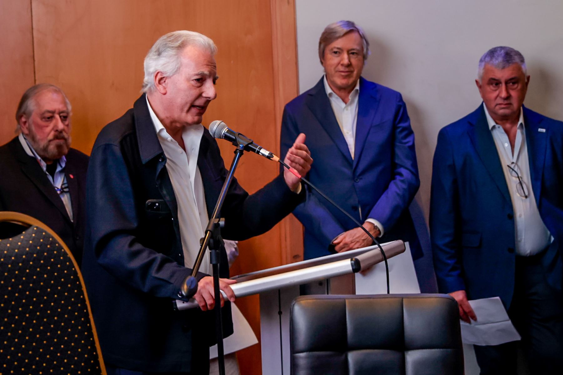 Tras su participación, Álvaro Vargas Llosa dialogó con los asistentes, en una jornada que combinó literatura, memoria y reflexión en torno a la obra de uno de los autores más influyentes de la lengua española. Foto: ANDINA/Luis Iparraguirre.