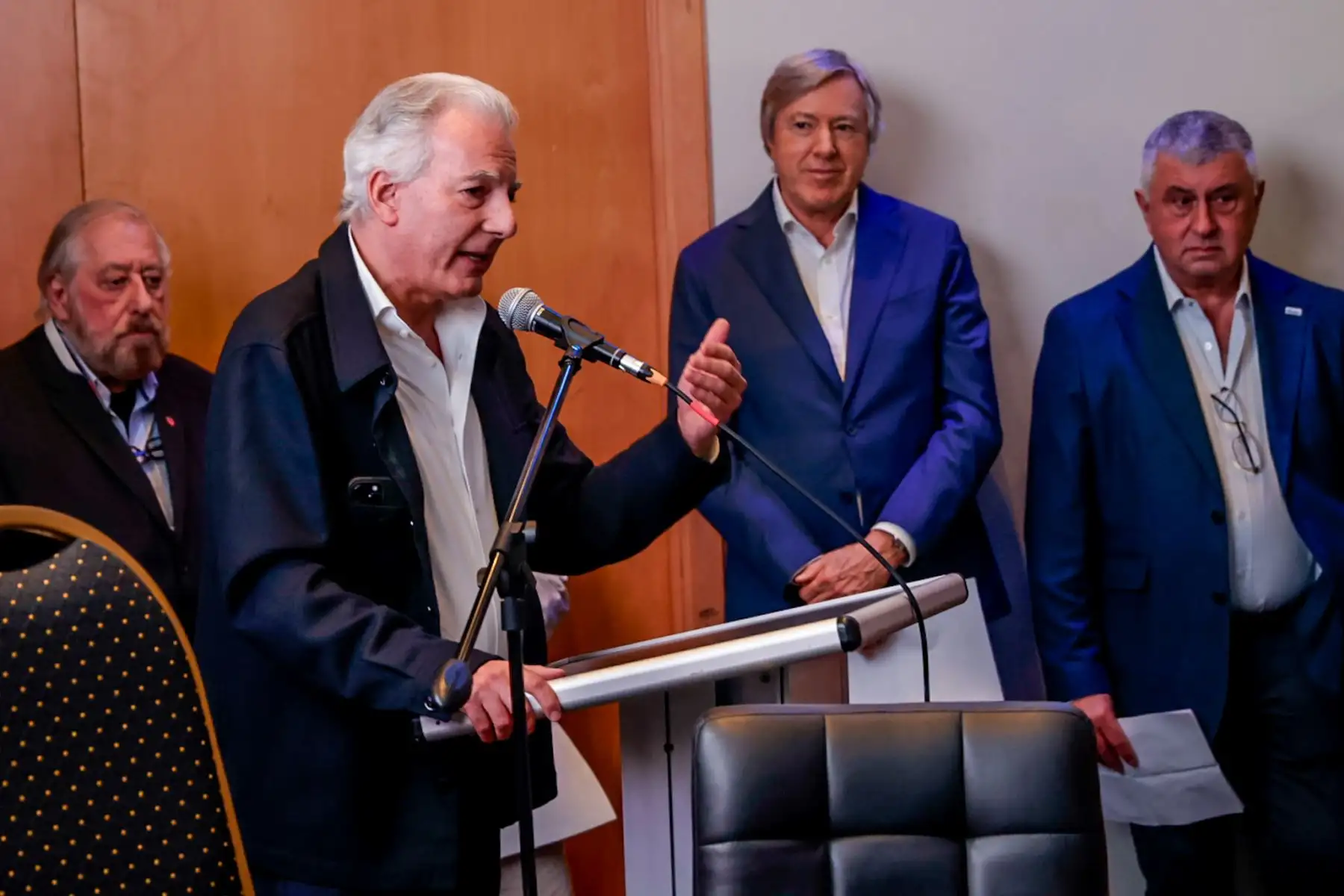 Tras su participación, Álvaro Vargas Llosa dialogó con los asistentes, en una jornada que combinó literatura, memoria y reflexión en torno a la obra de uno de los autores más influyentes de la lengua española. Foto: ANDINA/Luis Iparraguirre.