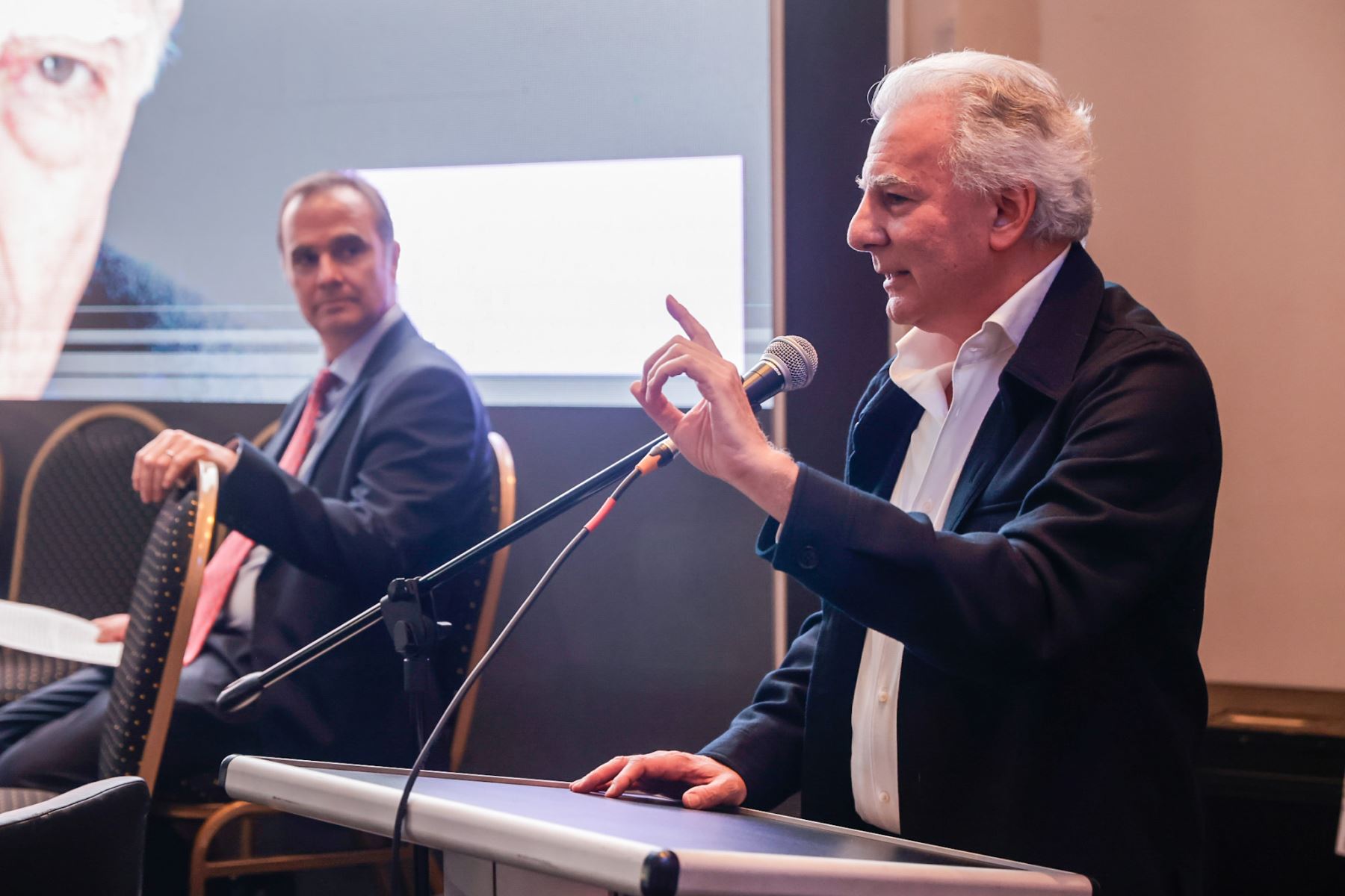 Durante su intervención, Álvaro Vargas Llosa dio lectura a fragmentos seleccionados que permitieron reconstruir episodios clave de la vida del escritor, resaltando la claridad y fuerza expresiva de su narrativa. Foto: ANDINA/Luis Iparraguirre.