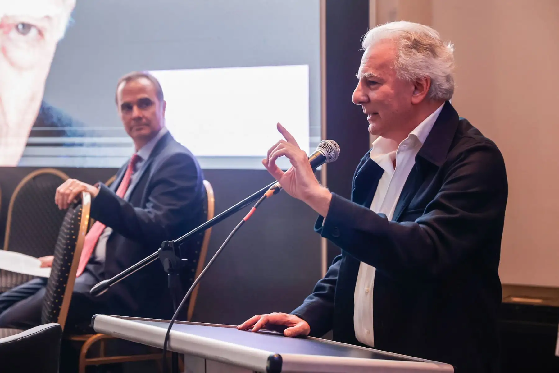 Durante su intervención, Álvaro Vargas Llosa dio lectura a fragmentos seleccionados que permitieron reconstruir episodios clave de la vida del escritor, resaltando la claridad y fuerza expresiva de su narrativa. Foto: ANDINA/Luis Iparraguirre.
