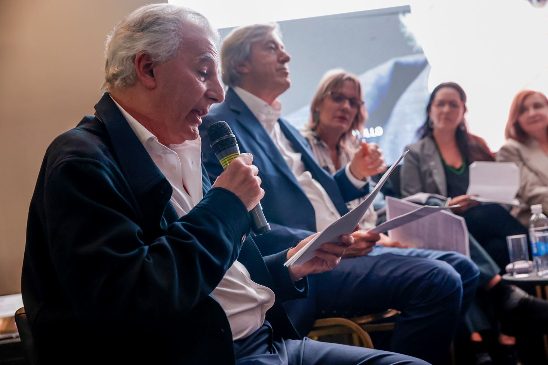 Álvaro Vargas Llosa siguió con atención la intervención de los demás participantes, en un homenaje que puso en relieve la vigencia del pensamiento y la obra del Nobel peruano en el contexto contemporáneo. Foto: ANDINA/Luis Iparraguirre.