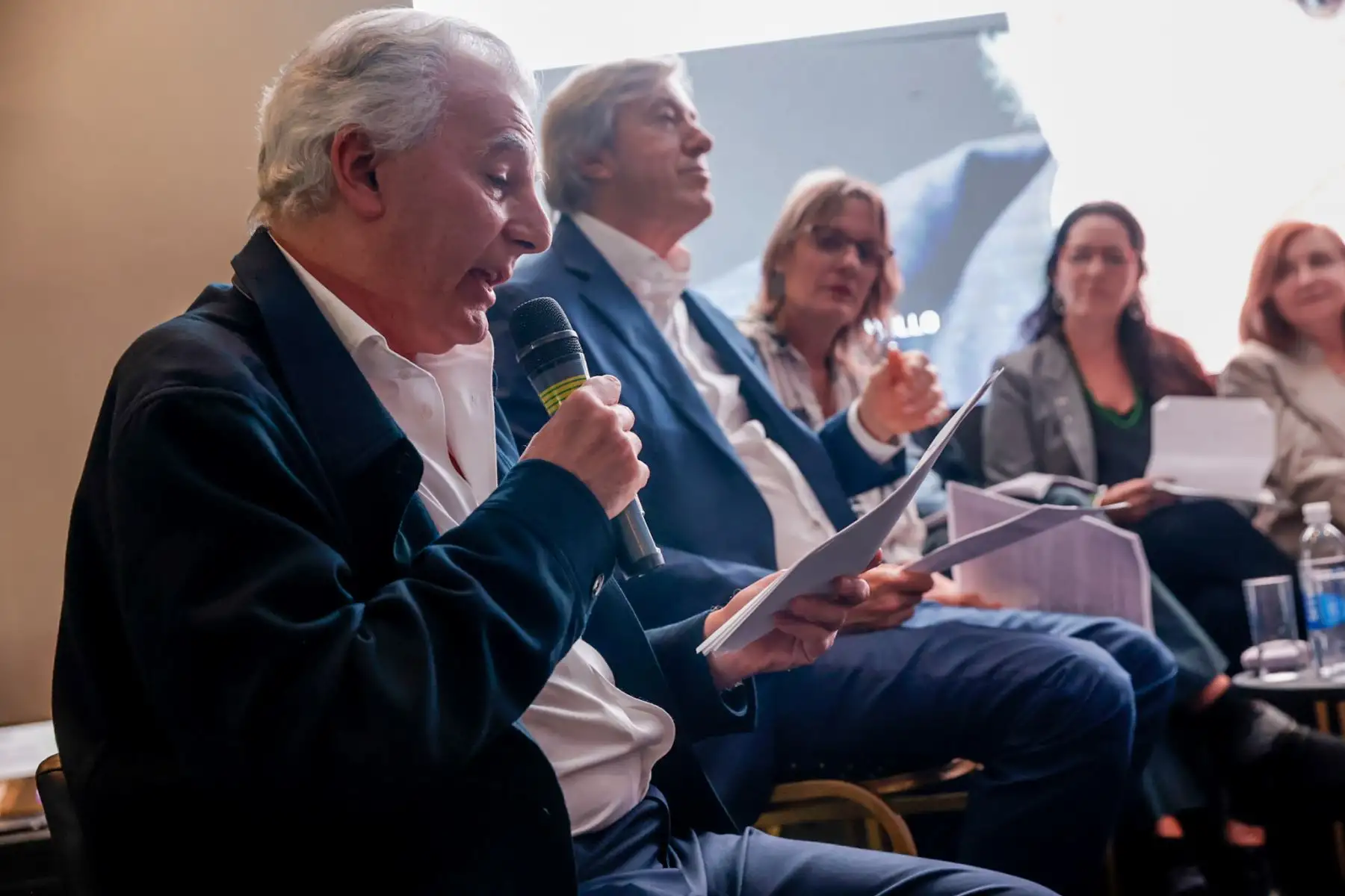 Álvaro Vargas Llosa siguió con atención la intervención de los demás participantes, en un homenaje que puso en relieve la vigencia del pensamiento y la obra del Nobel peruano en el contexto contemporáneo. Foto: ANDINA/Luis Iparraguirre.