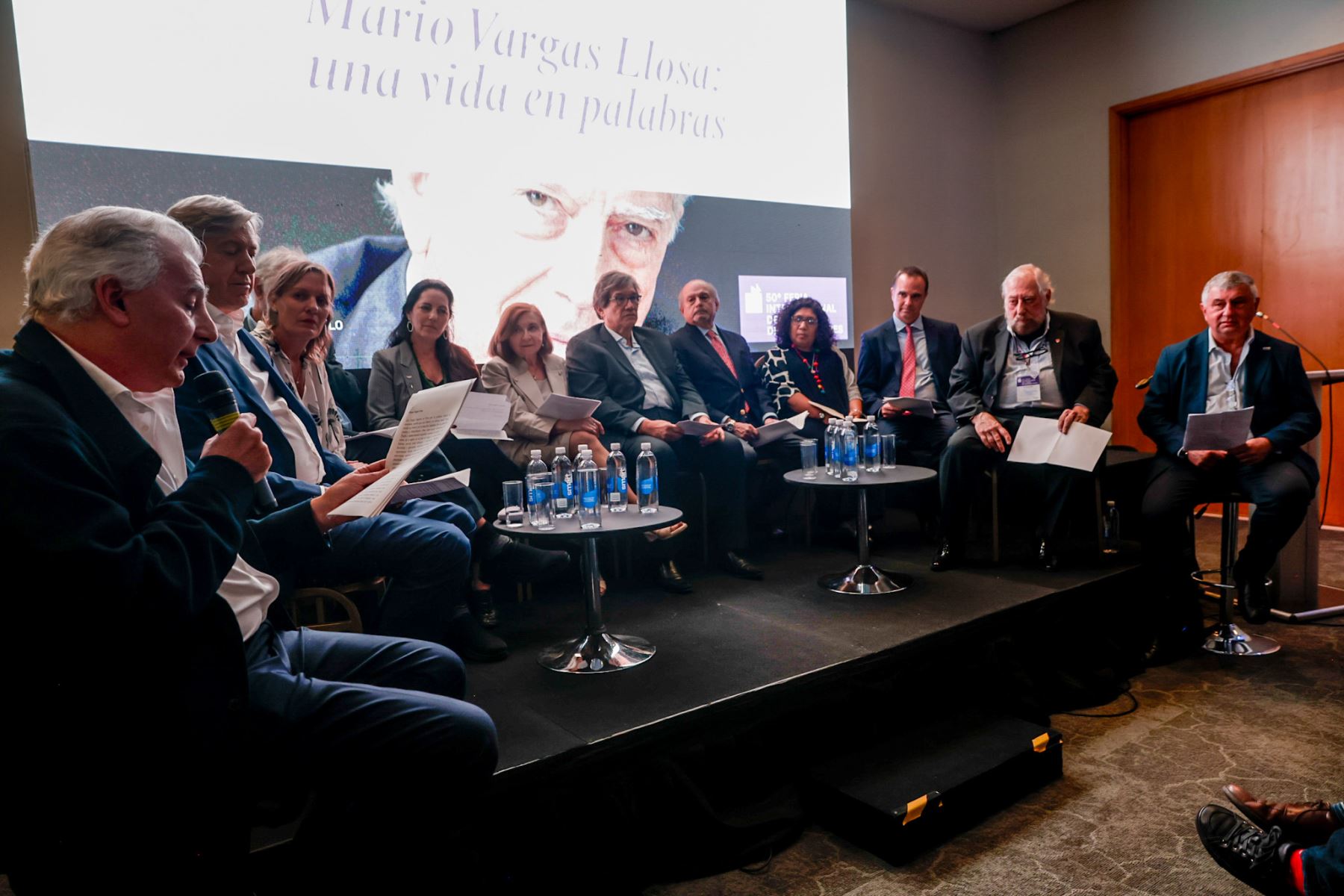 Vista general de la mesa de participantes durante la lectura de textos autobiográficos de Mario Vargas Llosa, en una actividad que permitió reconstruir su vida a partir de sus propias palabras, destacando la claridad, estructura y profundidad de su prosa. Foto: ANDINA/Luis Iparraguirre.