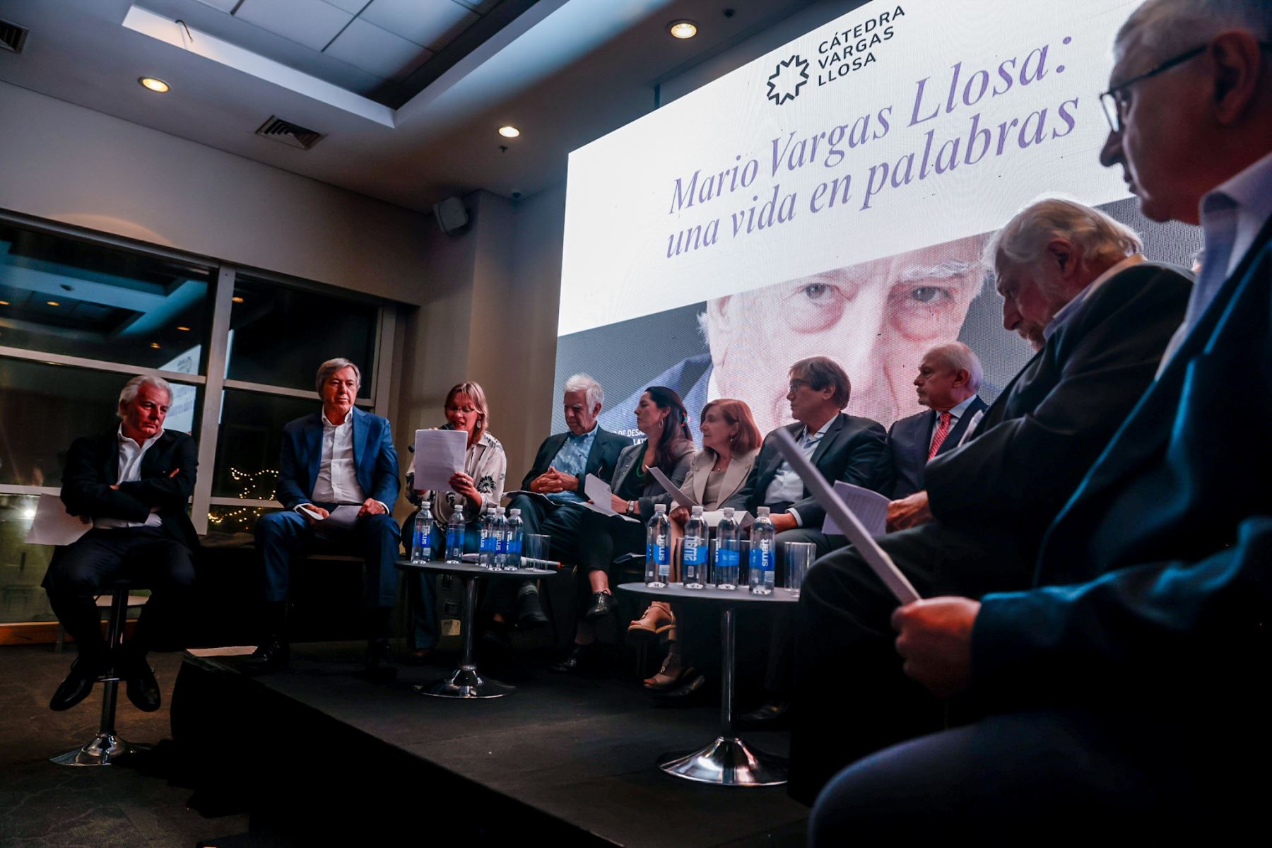Álvaro Vargas Llosa participó en la lectura de textos autobiográficos de su padre, en una jornada que permitió al público acercarse a la dimensión humana del autor, marcada por una escritura directa, reflexiva y profundamente estructurada. Foto: ANDINA/Luis Iparraguirre.