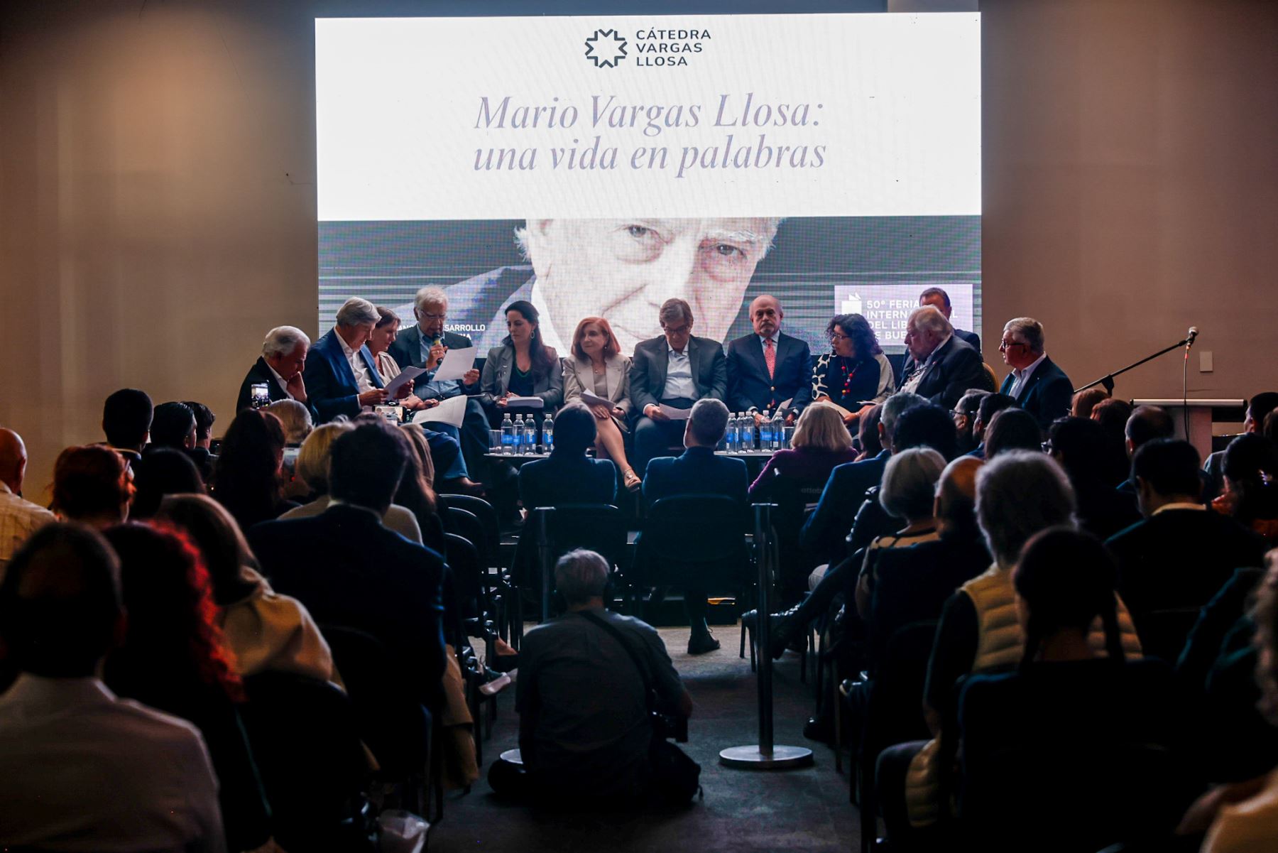 El homenaje “Mario Vargas Llosa: una vida en palabras” se realizó en la 50ª Feria Internacional del Libro de Buenos Aires, donde una destacada mesa de lectores encabezada por Álvaro Vargas Llosa dio voz a textos autobiográficos del Nobel peruano. La tertulia reunió, entre otros, a Morgana Vargas Llosa, Alonso Cueto, Pedro Cateriano y Raúl Tola, en una jornada que permitió revivir la fuerza narrativa del autor. Foto: ANDINA/Luis Iparraguirre.
